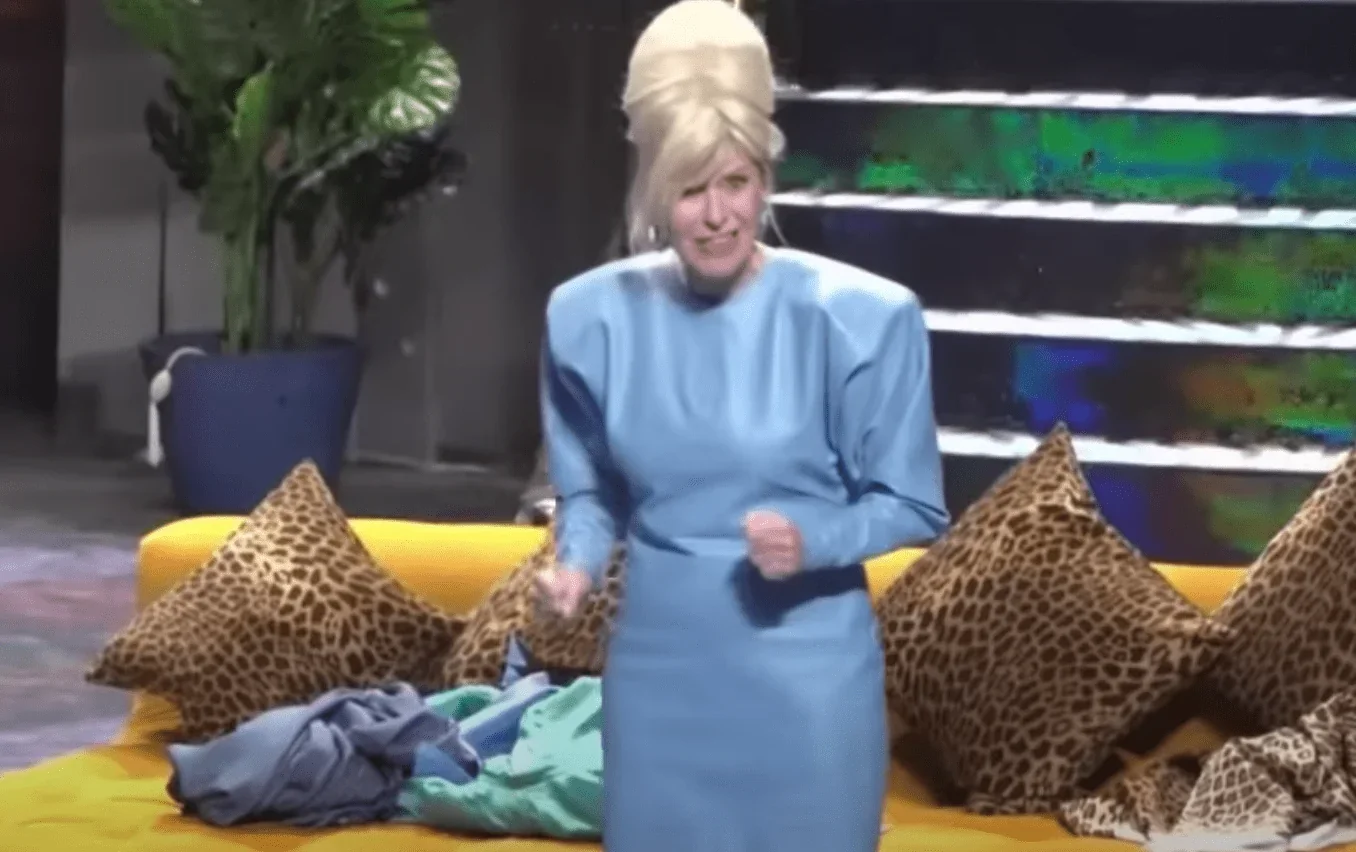 Dans cette photo capturée lors d'une représentation de la pièce "1983", Chantal Ladesou brille de mille feux sur scène. Vêtue d'un