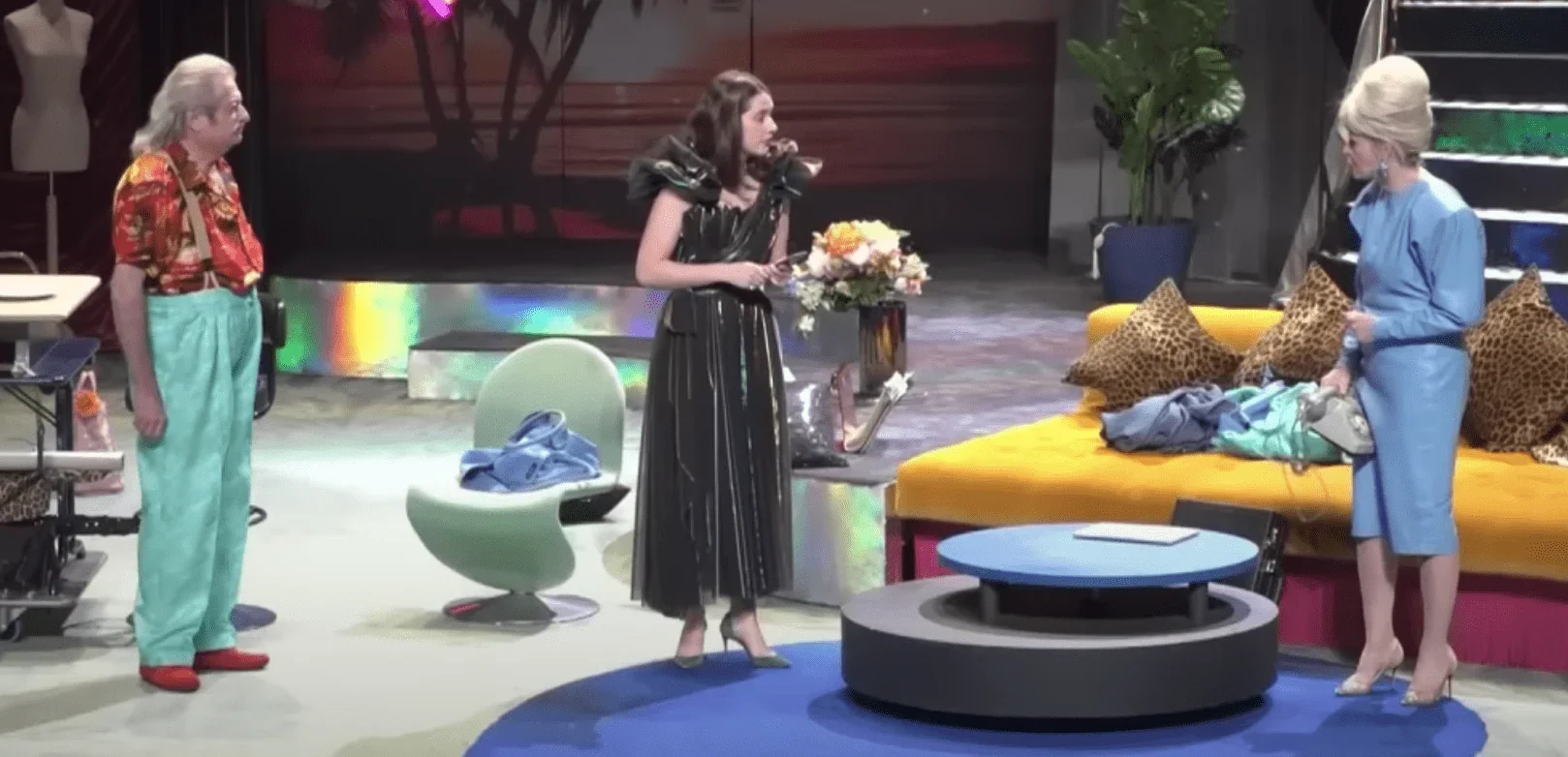 Cette photo met en avant Chantal Ladesou aux côtés de deux autres personnages, une fille et un homme, lors d'une représentation de