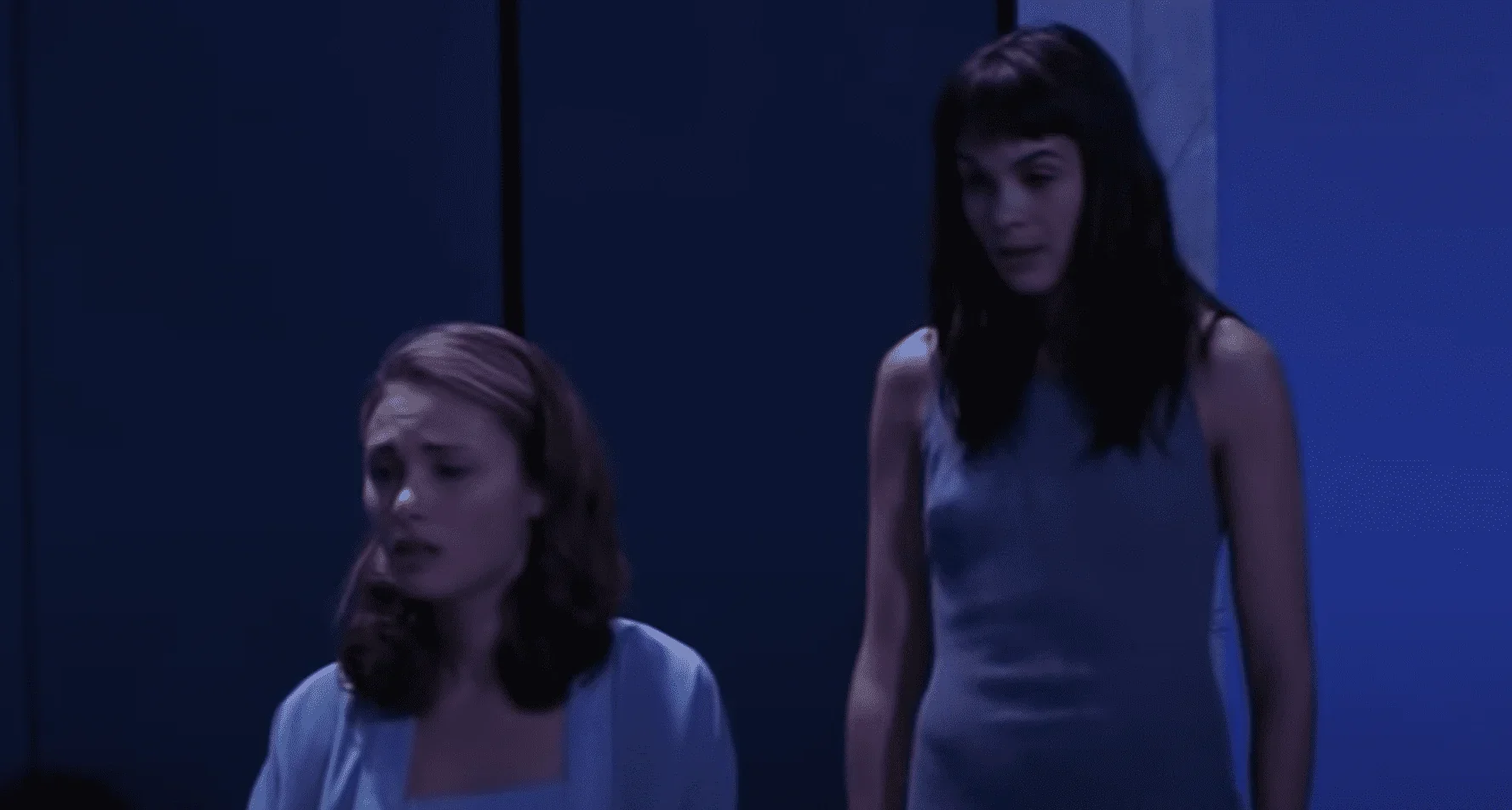 On voit les deux sœurs, enlacées, regardant fixement l'objectif de la caméra avec un mélange d'émotions complexes. Bien que les de