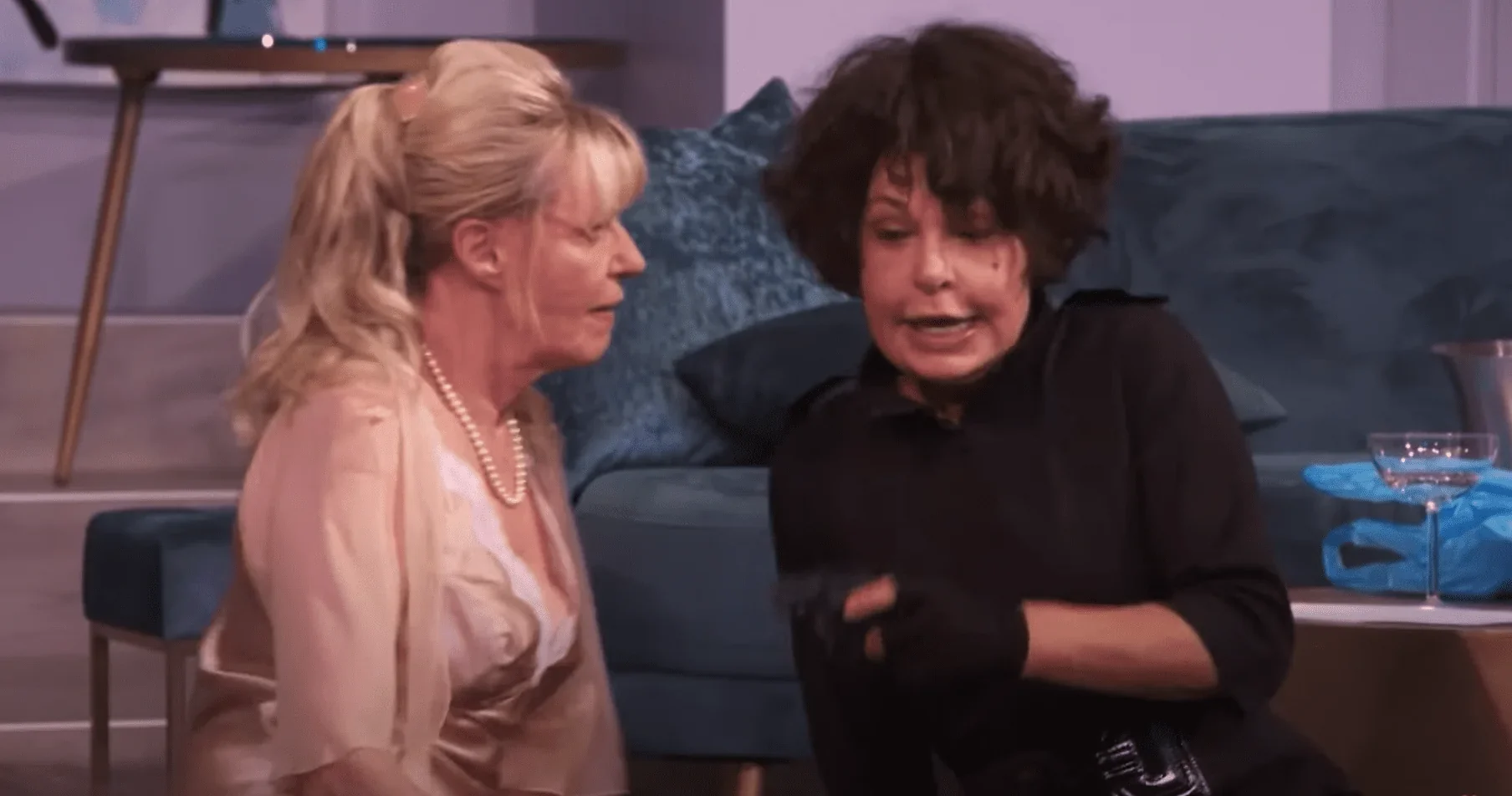 Chantal Ladesou et Isabelle Mergault, les deux actrices principales de la pièce de théâtre "Adieu je reste", saluent le public apr