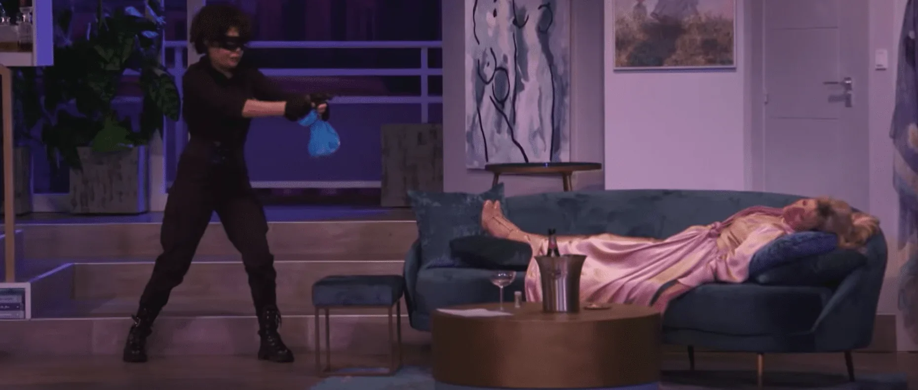 Sur cette photo, on peut voir la scène du crime dans la pièce de théâtre "Adieu je reste", un moment clé qui marque un tournant da