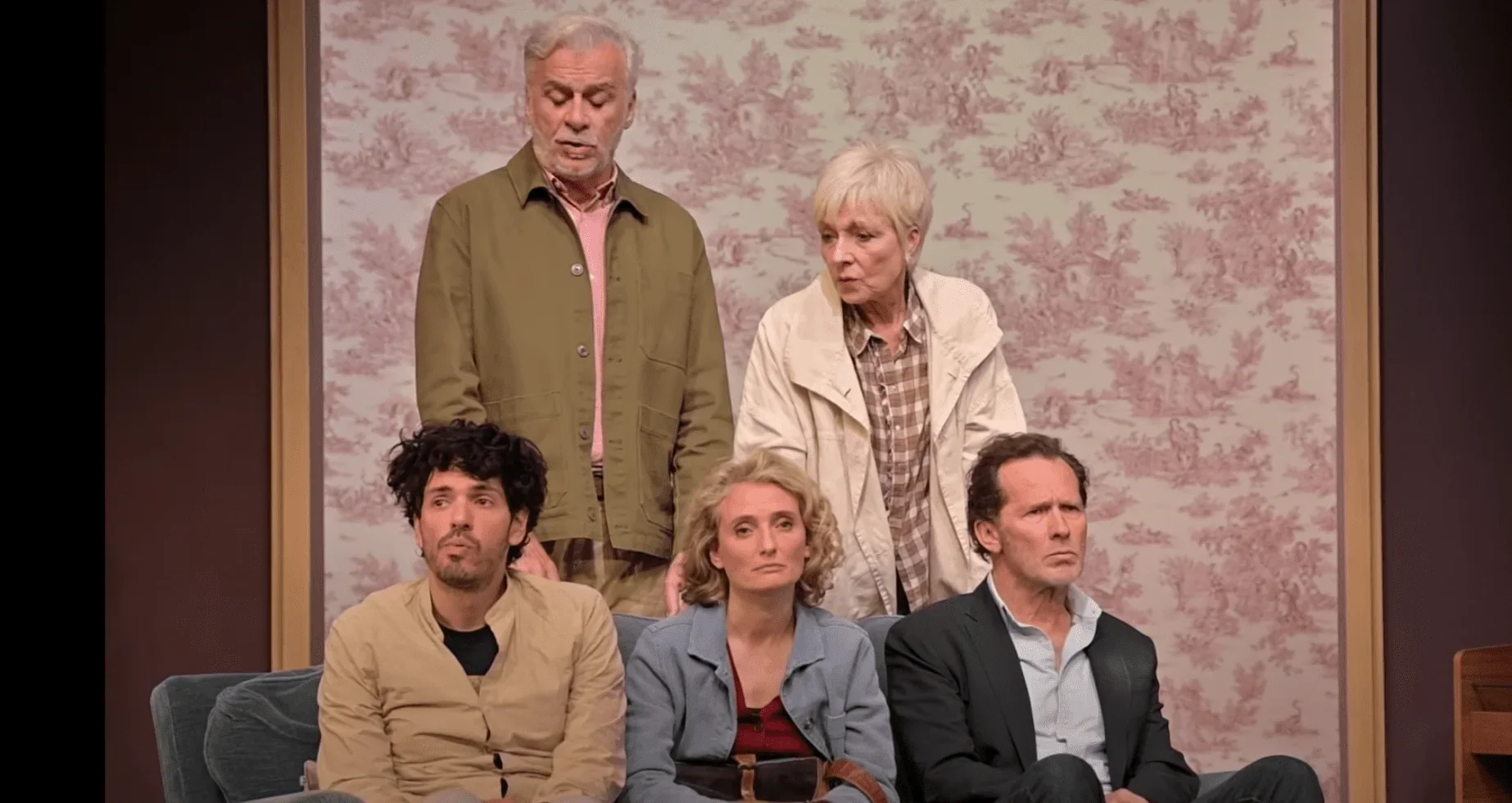 Retrouvez toute la famille sur scène dans la pièce de théâtre Chers Parents. Une comédie touchante qui aborde les thèmes de l'amou