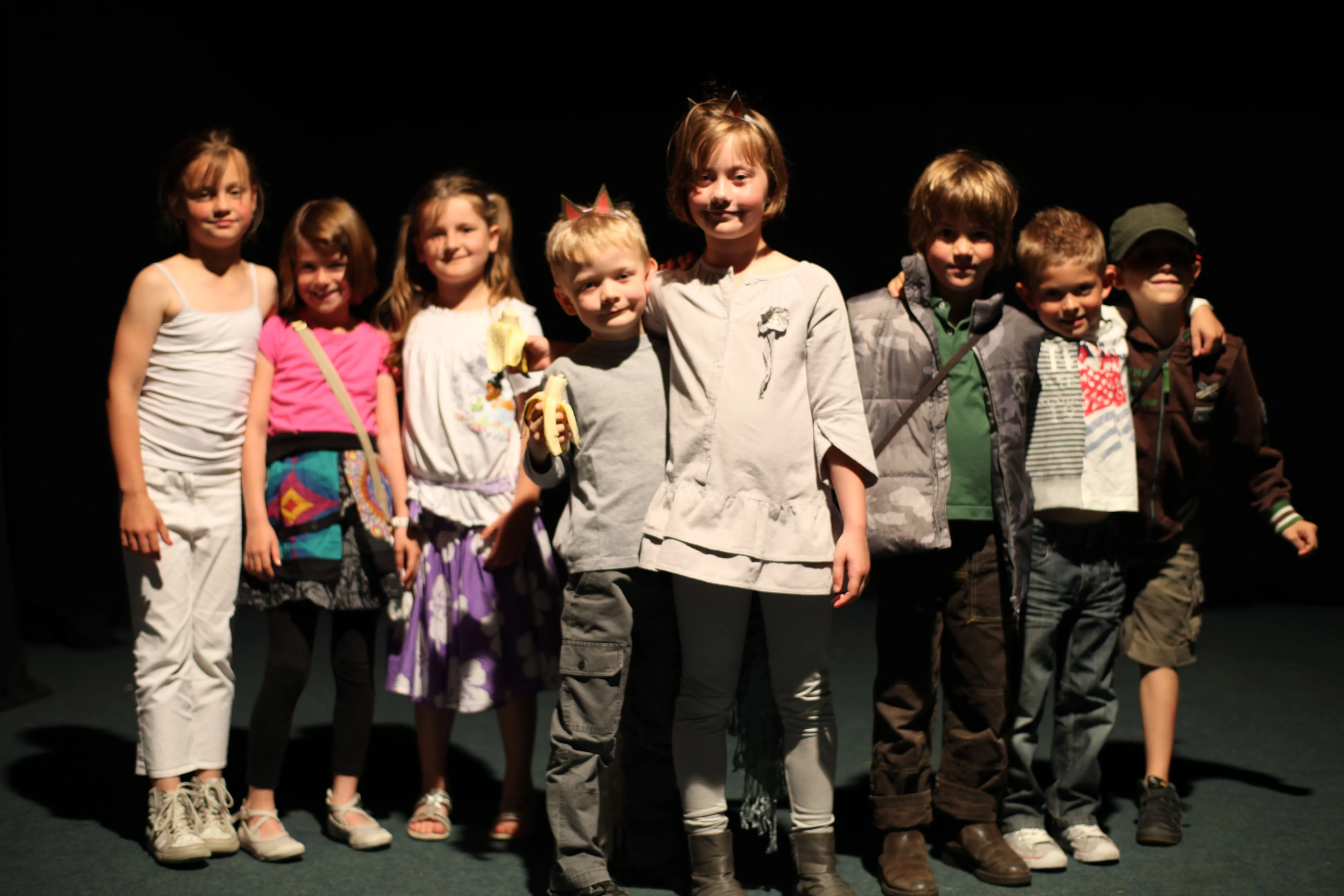 On peut voir des enfants sur scène, répétant leur spectacle avec une détermination inspirante. Leur passion pour le théâtre est pa