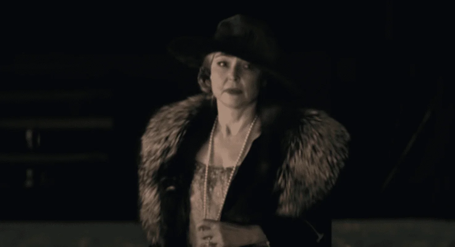 Catherine Frot, grande actrice française, est photographiée sur scène lors d'une représentation de la pièce de théâtre "Fleur de c