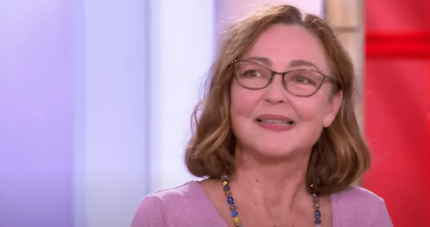 Catherine Frot, célèbre actrice française, est photographiée en train d'être interviewée lors d'une émission TV. Elle est assise s