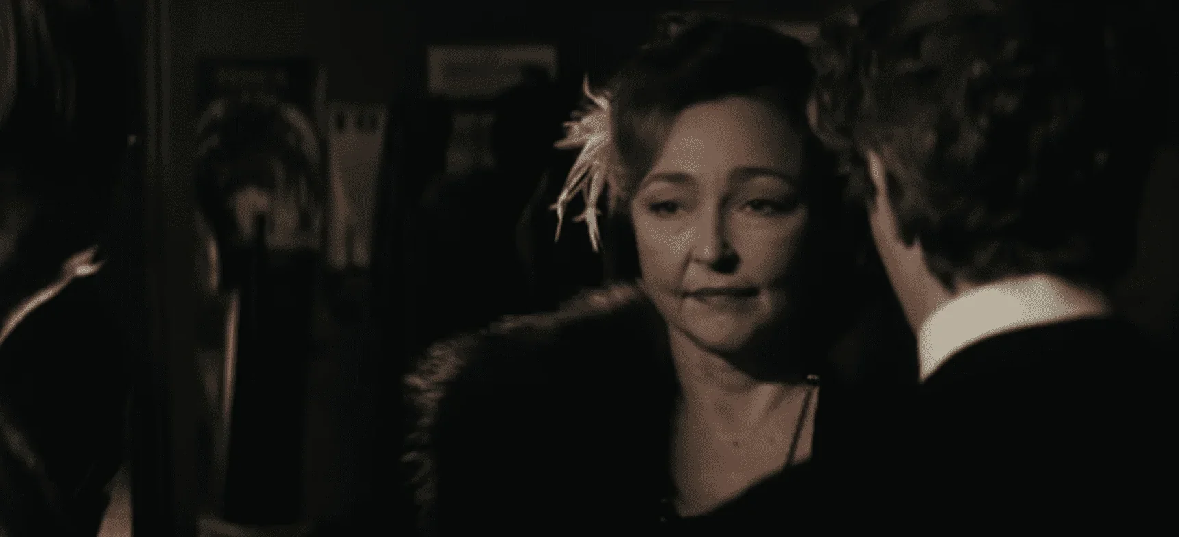 Catherine Frot, actrice de renom, est photographiée sur scène aux côtés de ses partenaires de la pièce de théâtre "Fleur de cactus