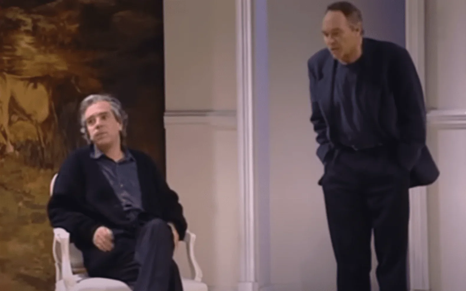 Sur cette photo prise en plein spectacle, nous pouvons voir deux comédiens en train de se disputer sur scène. Leur dispute porte s