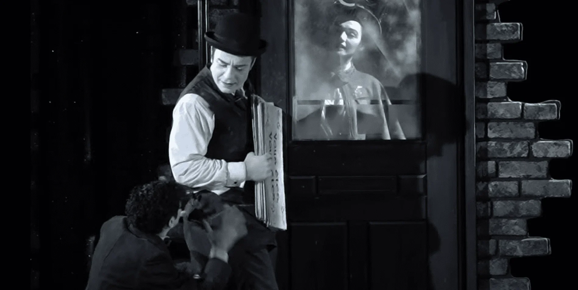 Sur cette photo, nous voyons deux des personnages masculins de la pièce, joués par Grant Lawrens et Alexandre Faitrouni, se tenant