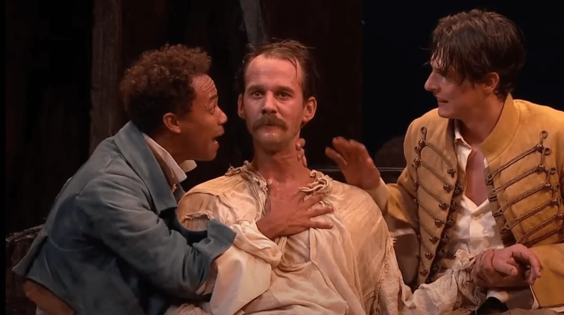 Dans cette image captivante, nous sommes transportés au cœur d'une représentation théâtrale. Sur scène, trois comédiens talentueux