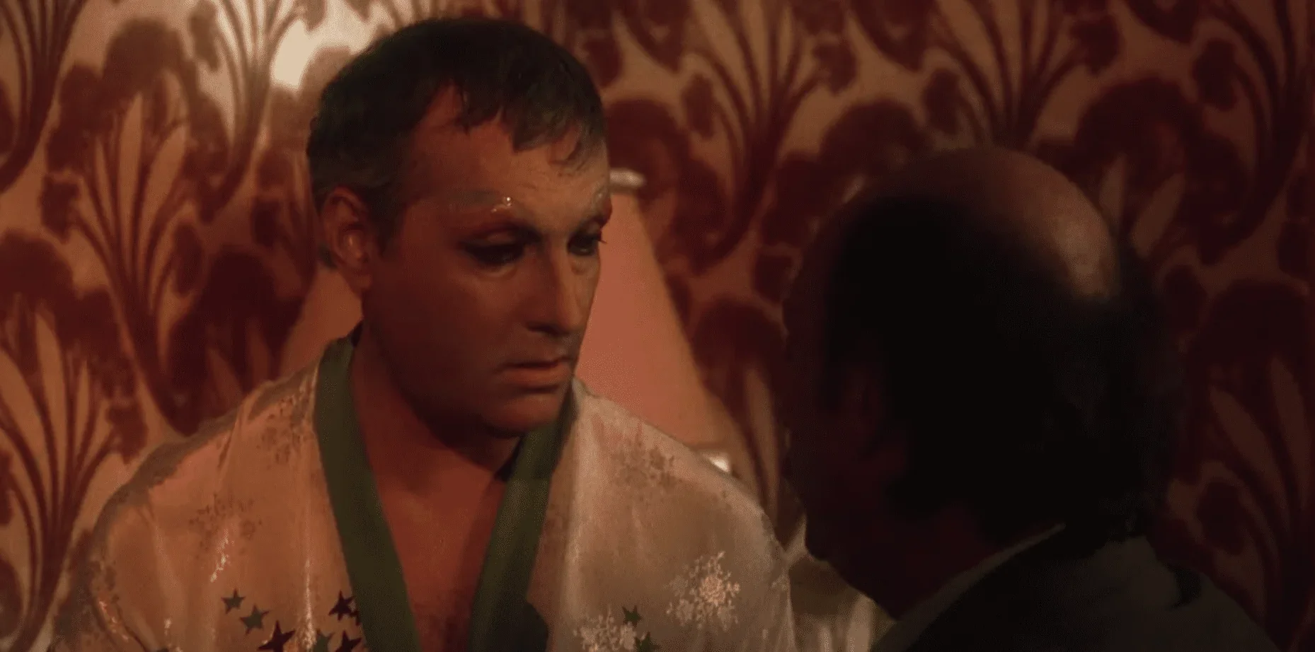 Cette image captivante nous transporte instantanément dans l'univers flamboyant de la pièce de théâtre "La Cage Aux Folles". Sur s