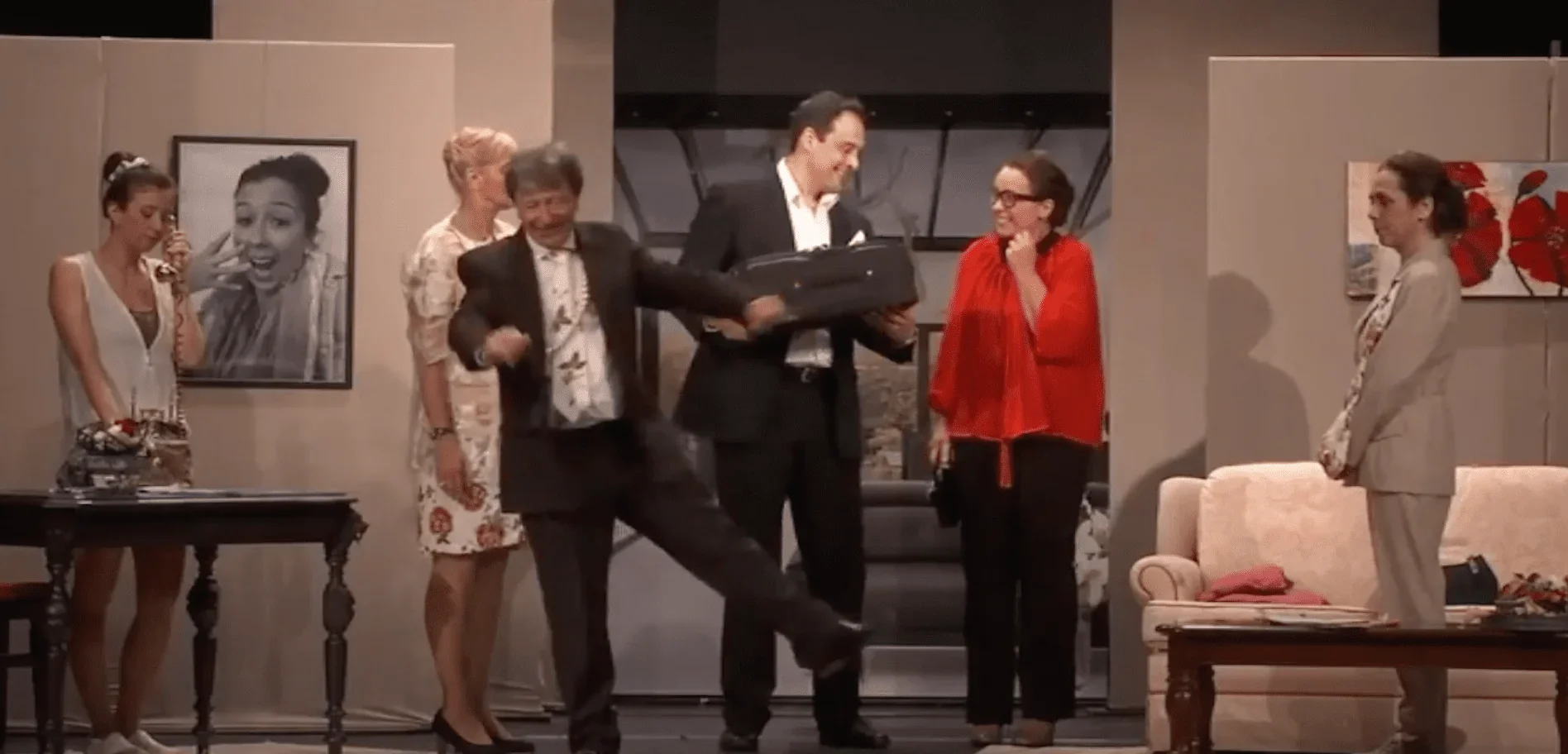 L'image capturée sur scène dépeint un moment magique où les comédiens transmettent l'émotion intense de la pièce. Leurs visages ra