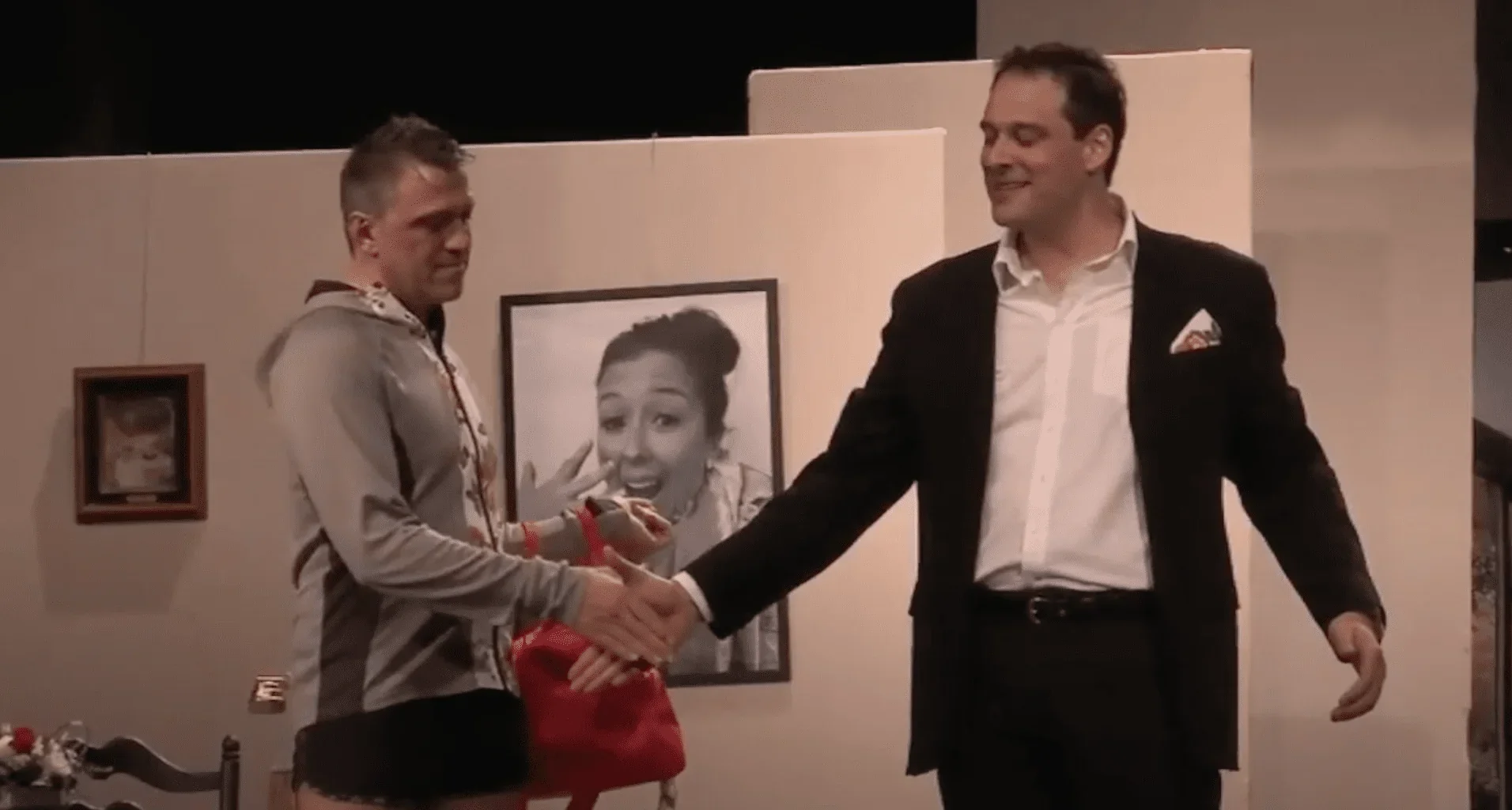 L'image fige un instant intense et chargé d'émotion où deux comédiens donnent vie à la scène de la rencontre dans la pièce. Leurs