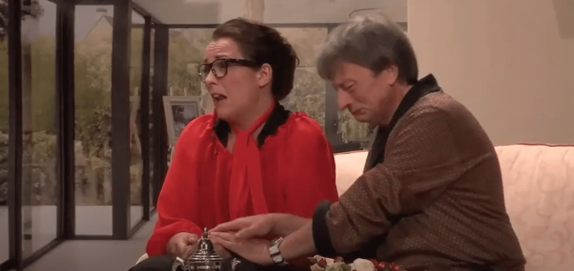 L'image saisit un moment d'une grande intensité émotionnelle où le personnage principal se livre avec sincérité et passion à la fe