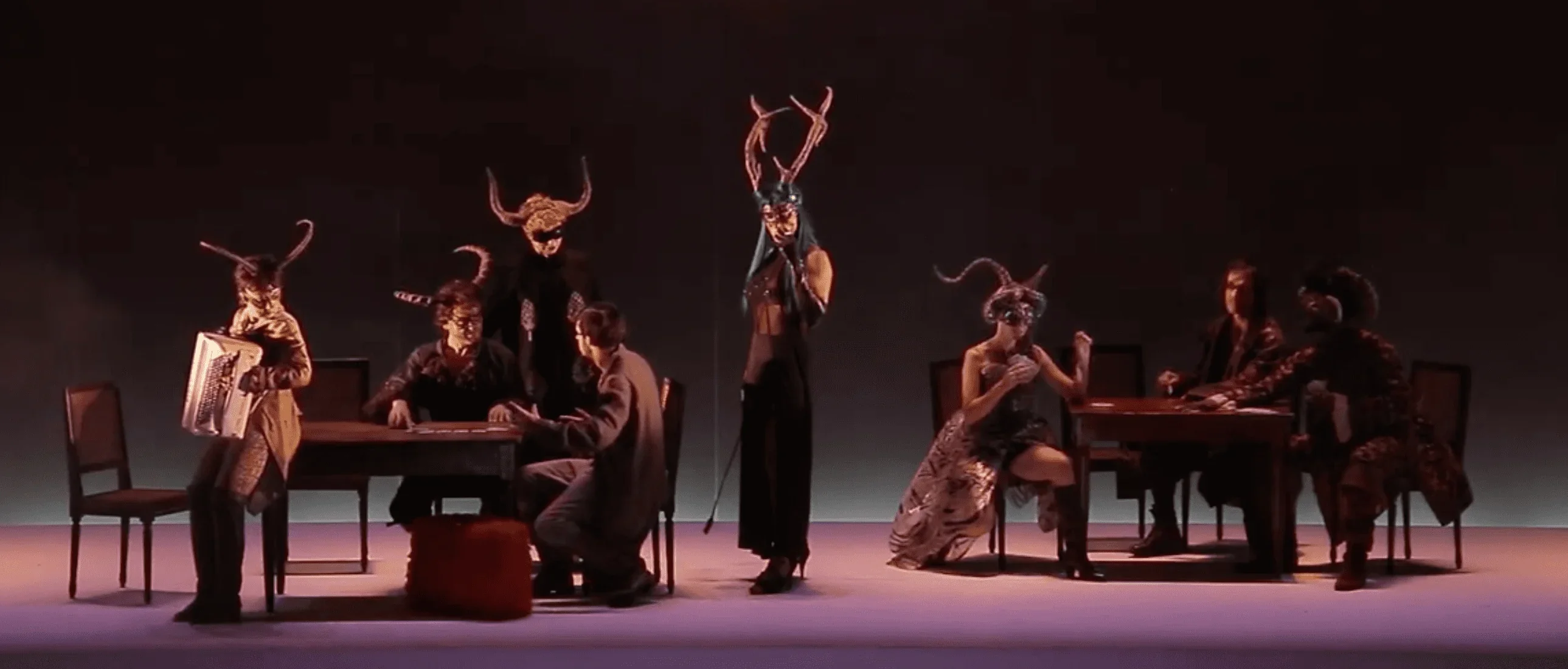 Dans cette photo captivante, nous voyons les comédiens sur scène présentant la scène du célèbre spectacle "Candide" de Voltaire, d