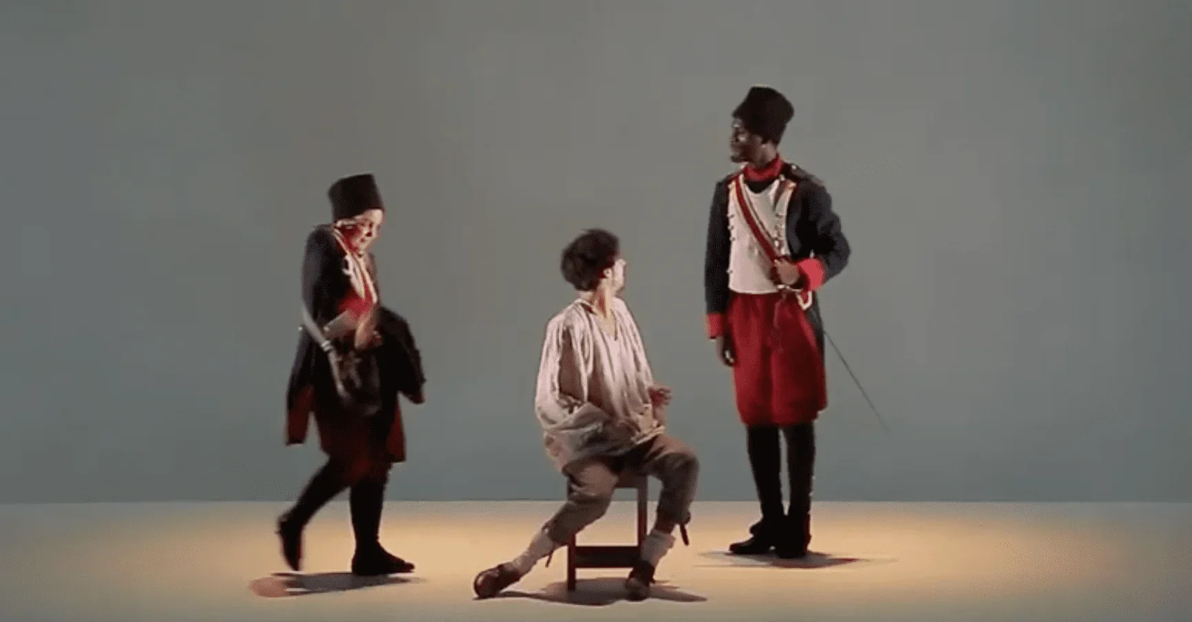 Dans cette image saisissante, nous découvrons trois comédiens talentueux sur scène, présentant la scène du spectacle de renommée m