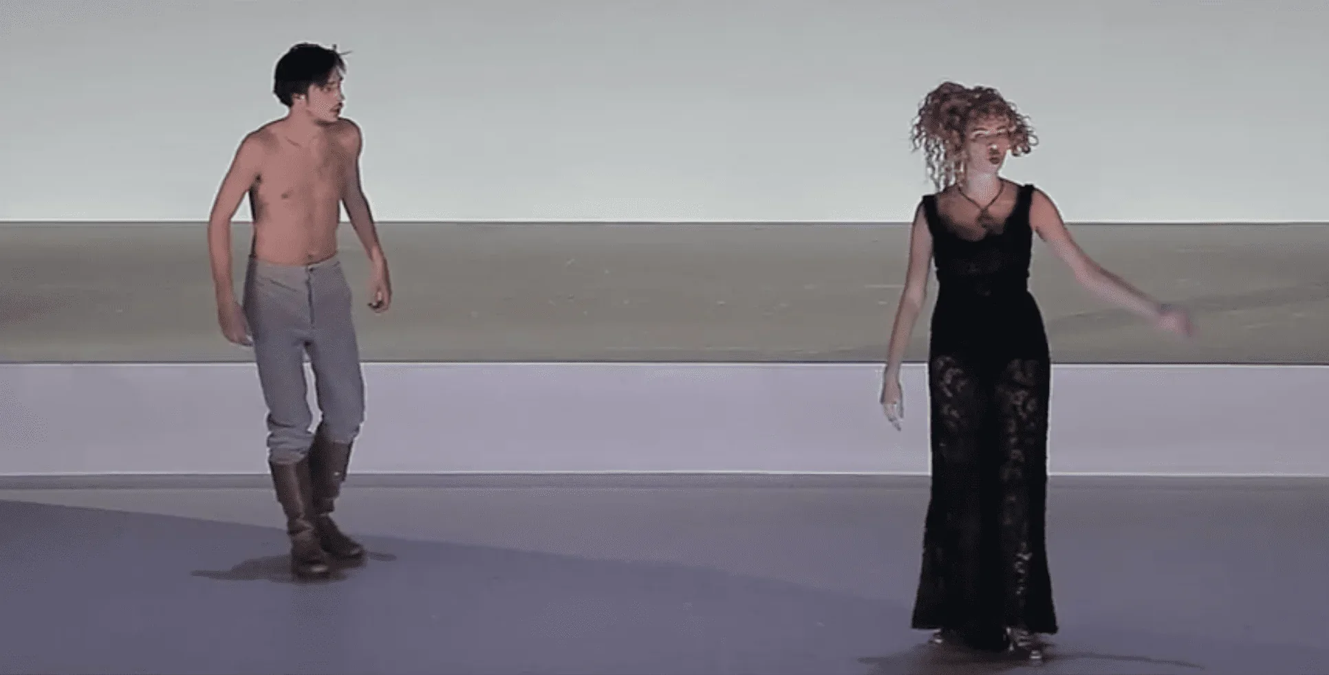 Dans cette image captivante, nous observons deux personnages principaux sur scène, présentant avec brio la scène emblématique du s