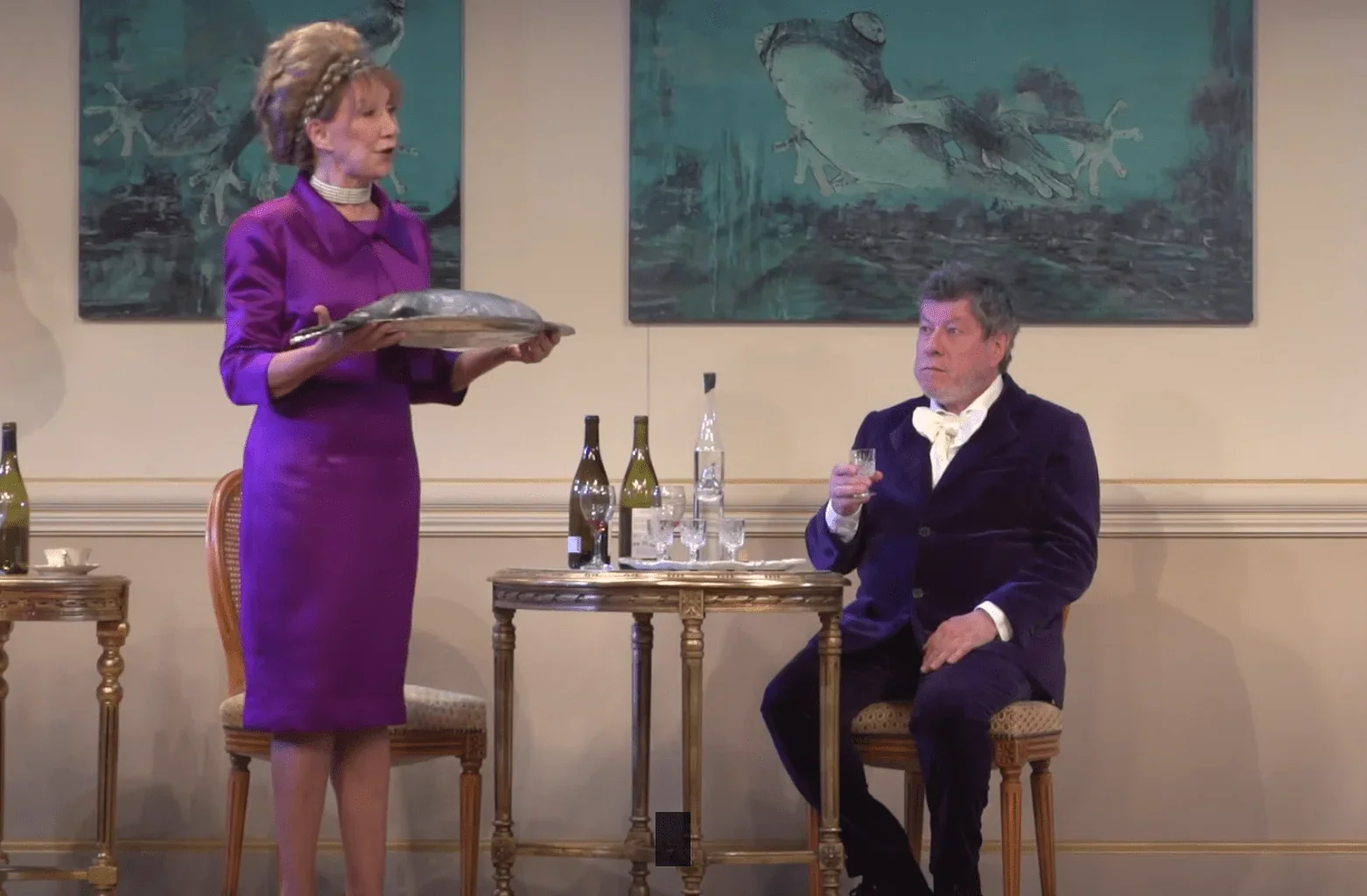 Sur scène, Marie-Anne Chazel et son partenaire dans le spectacle "La Famille et le Potager" offrent une performance comique inoubl