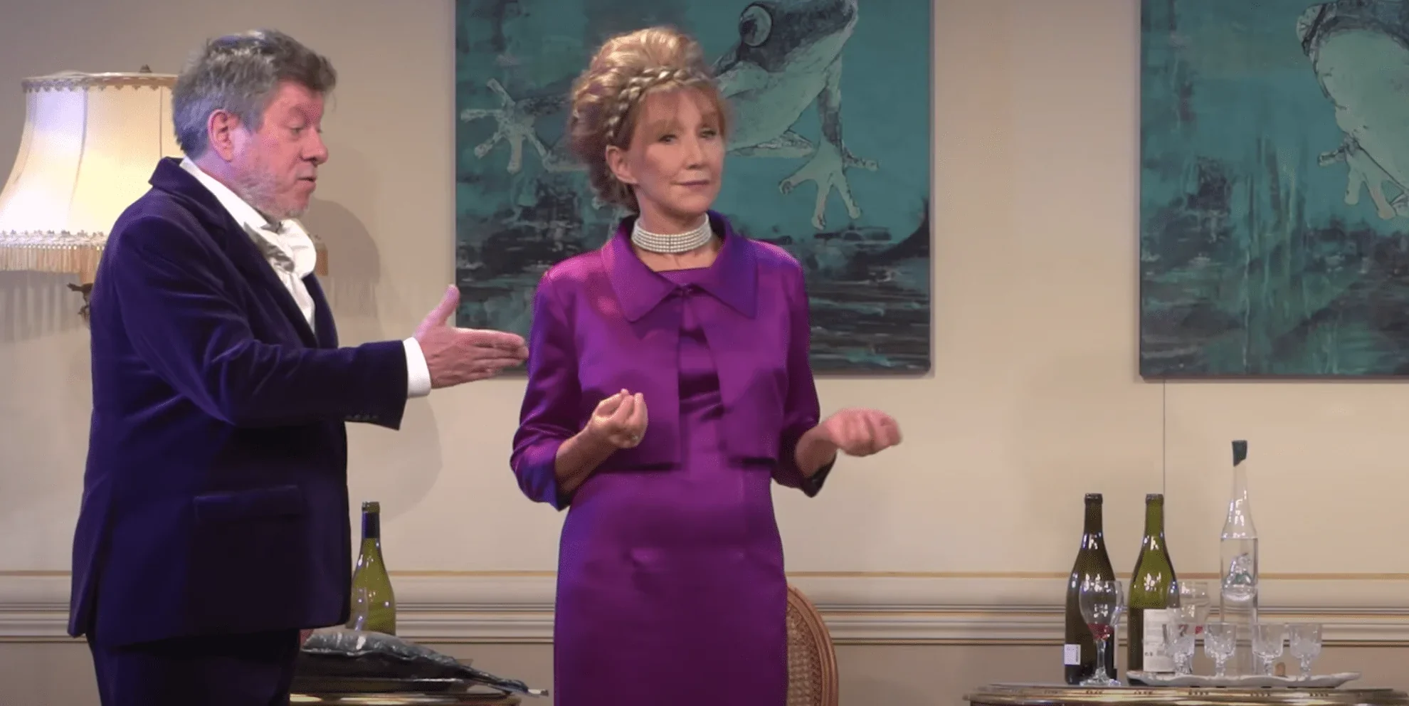 Sur scène, Marie-Anne Chazel et son partenaire dans le spectacle "La Famille et le Potager" offrent une scène captivante de conver