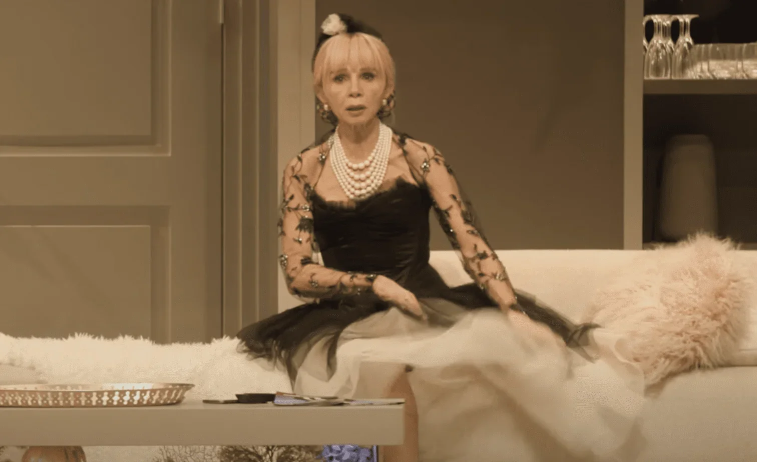 Dans cette image captivante, nous voyons Victoria Abril en plein spectacle de "Drôle de Genre". Sur scène, elle rayonne d'énergie