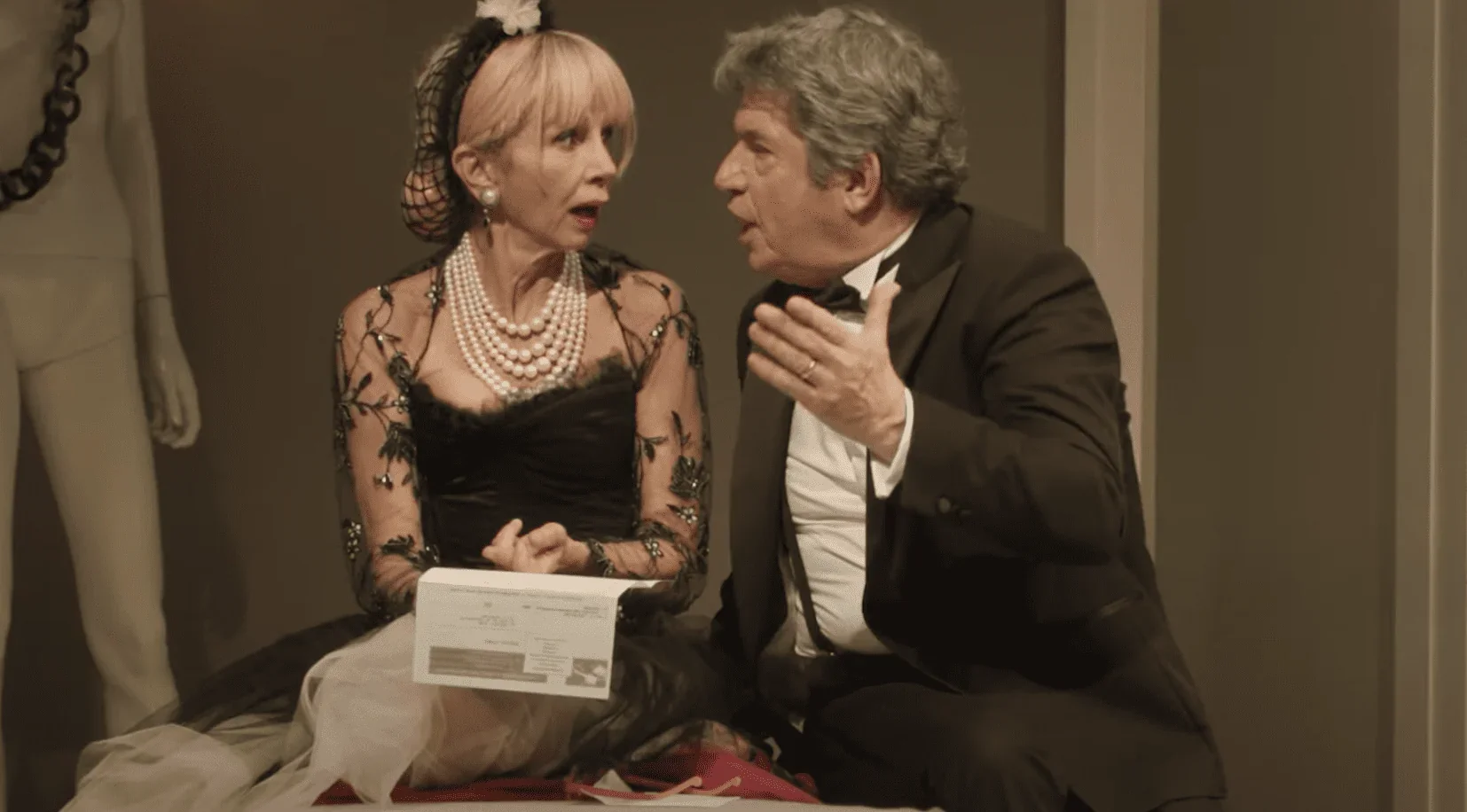 Cette image saisissante capture Victoria Abril aux côtés de son partenaire de scène dans le spectacle "Drôle de Genre". Les deux a