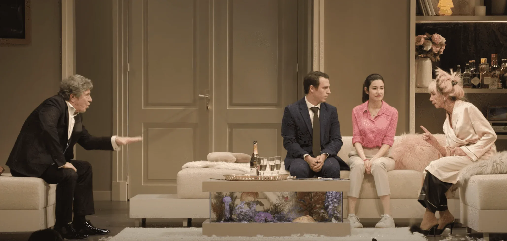 Cette image captivante nous présente Victoria Abril sur scène, dans une scène de dispute saisissante du spectacle "Drôle de Genre"