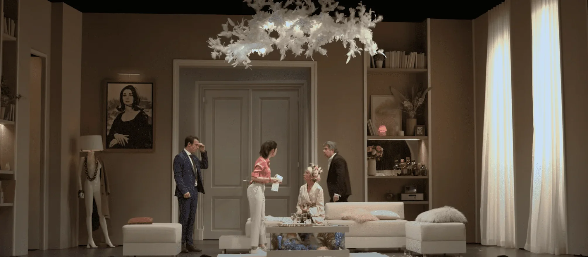 Cette image émouvante nous présente Victoria Abril sur scène, dans une scène de réunion familiale touchante du spectacle "Drôle de