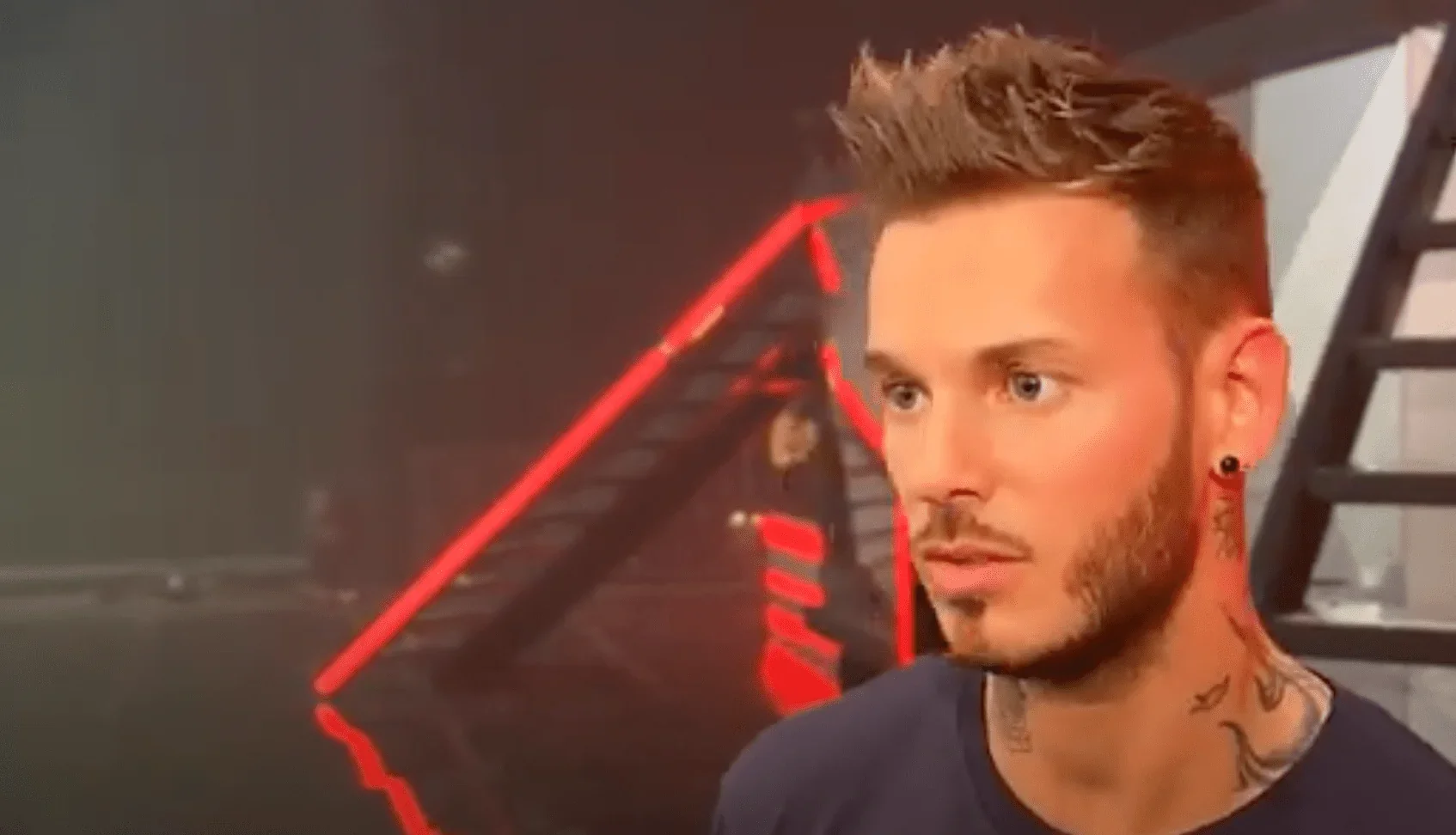 Dans cette captivante interview, Matt Pokora se livre à cœur ouvert, sa tête exprimant une multitude d'émotions alors qu'il partag