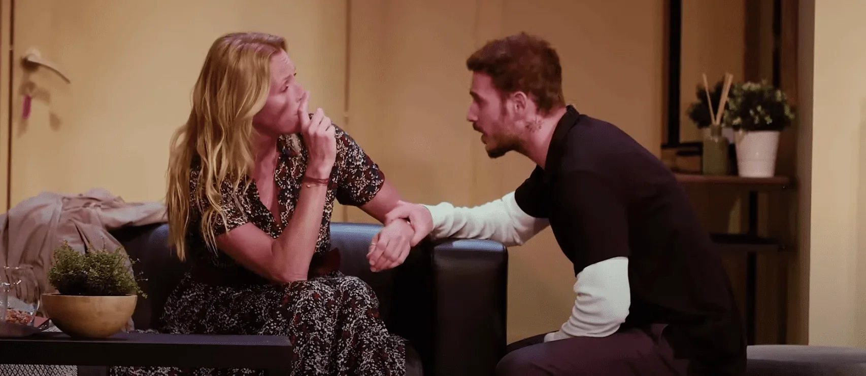 Dans cette captivante scène de la pièce théâtrale "Les Grandes Ambitions", Matt Pokora est assis à genoux aux côtés de sa talentue