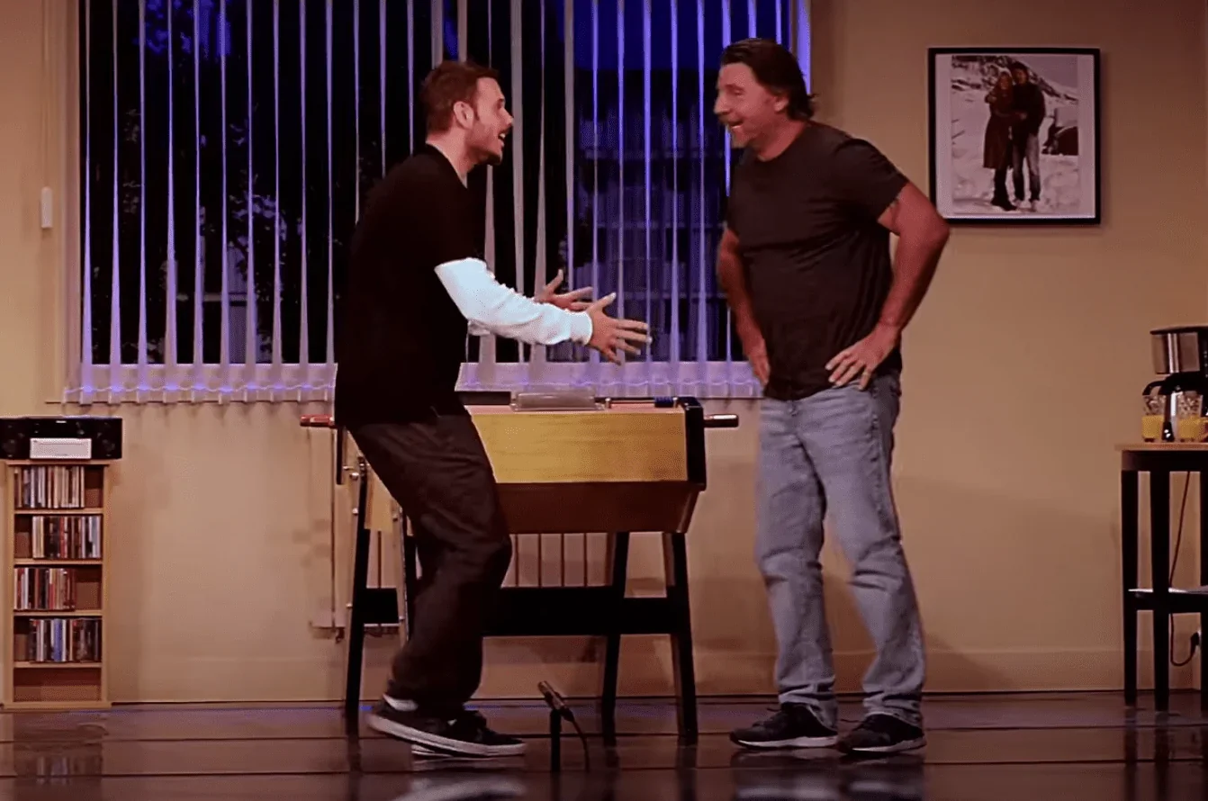 Dans cette image saisissante, Matt Pokora partage la scène avec Philippe Lellouche dans la pièce théâtrale à succès "Les Grandes A