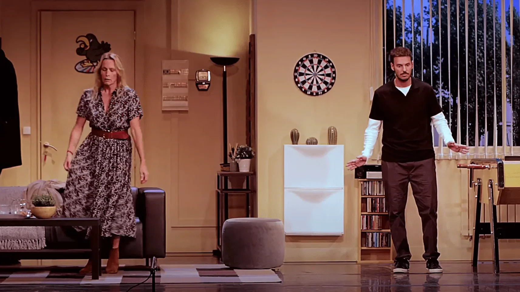 Sur cette photo captivante, Matt Pokora et sa talentueuse partenaire de la pièce théâtrale "Les Grandes Ambitions" se tiennent sur