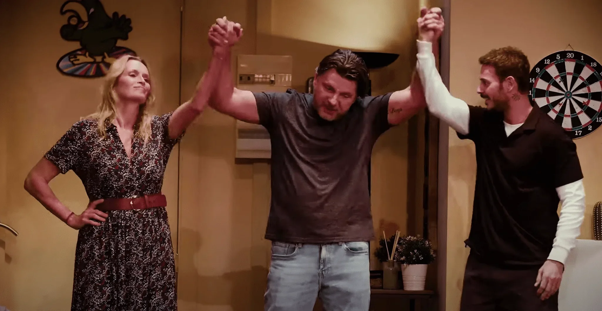 Dans cette image dynamique, Matt Pokora se tient debout sur scène aux côtés de ses talentueux partenaires de la pièce théâtrale "L