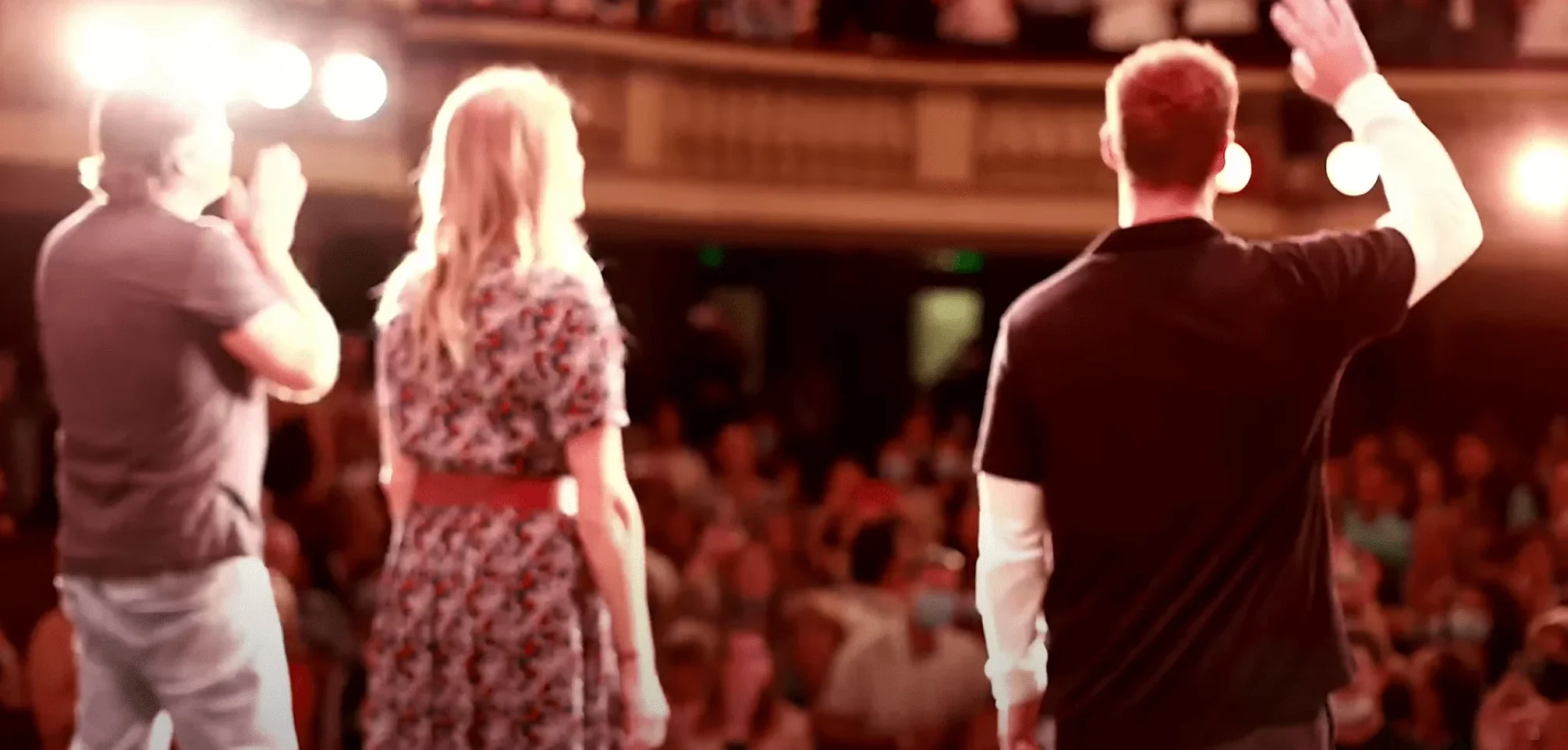 Dans cette image captivante, Matt Pokora, Philippe Lellouche et Estelle Lefébure se tiennent tous les trois sur scène à la fin de