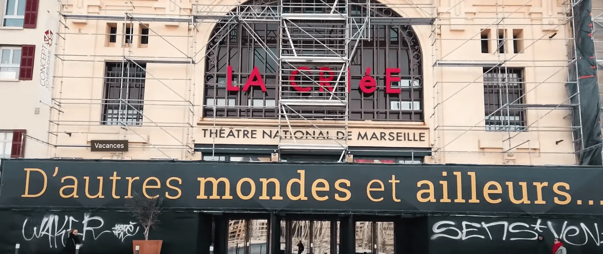 Cette image met en avant la façade majestueuse du théâtre La Criée, l'un des symboles emblématiques de la scène théâtrale marseill
