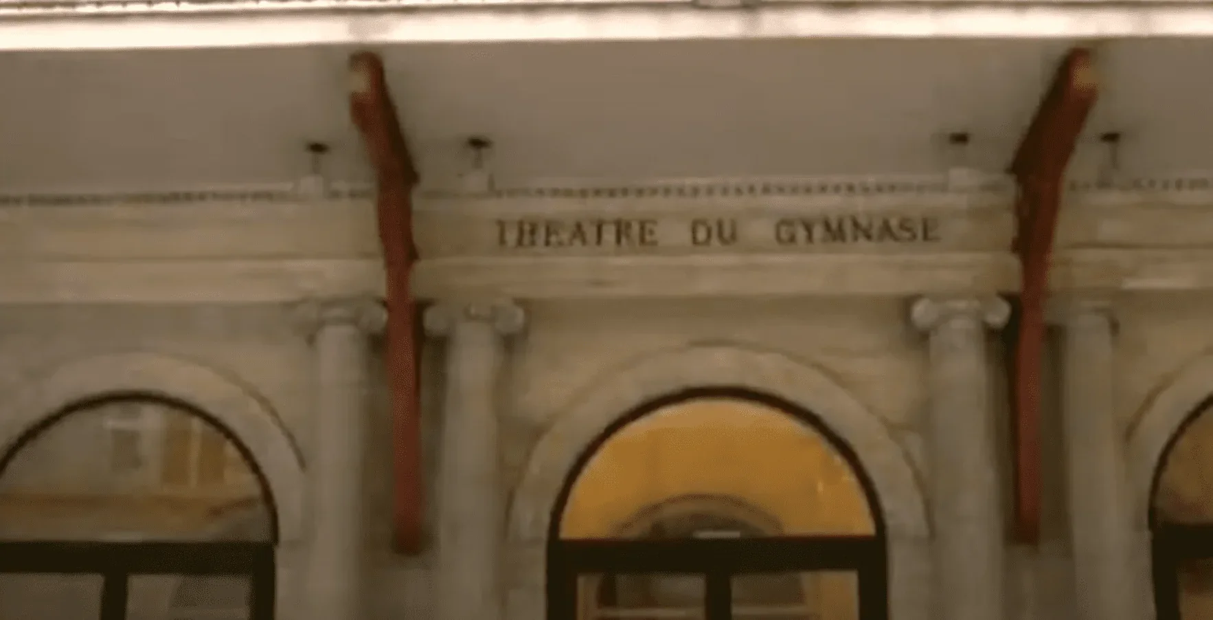 Cette image met en valeur la magnifique façade historique du Théâtre du Gymnase, l'un des joyaux culturels de Marseille.