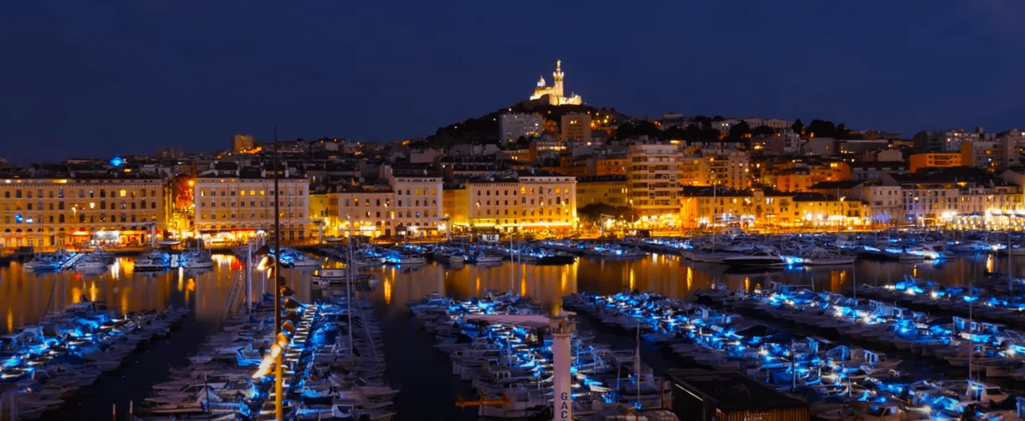 Cette image présente une vue nocturne envoûtante de la ville, où les lumières scintillantes créent une ambiance magique.