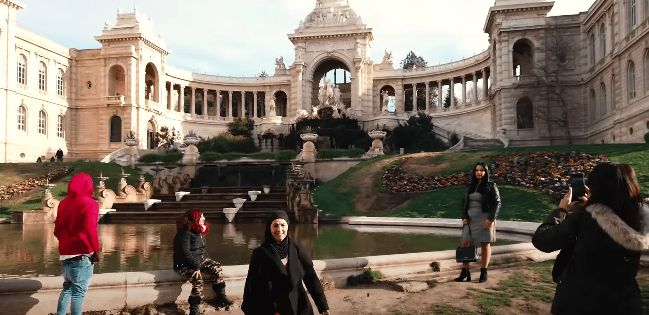 Cette image offre une vue saisissante de l'architecture ancienne qui témoigne de la splendeur intemporelle du passé.