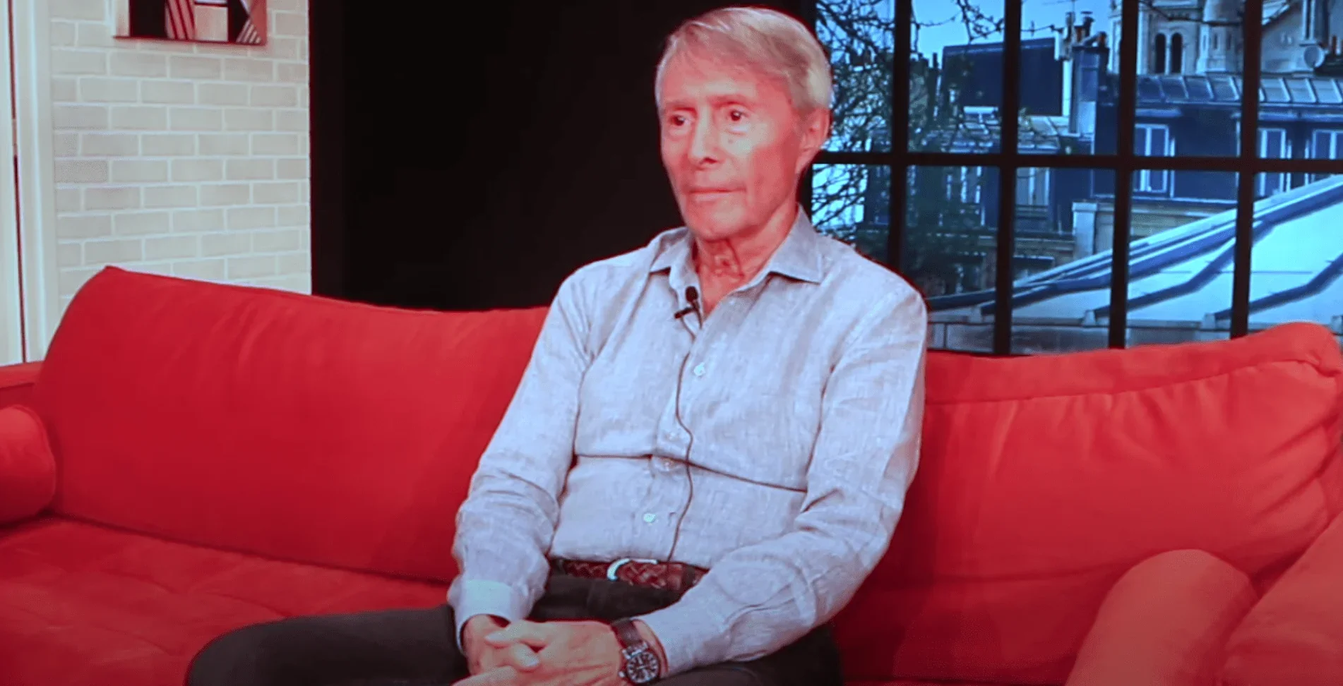 Dans cette photo saisissante, nous voyons l'auteur bien-aimé en plein entretien. Son visage rayonne d'émotion alors qu'il partage