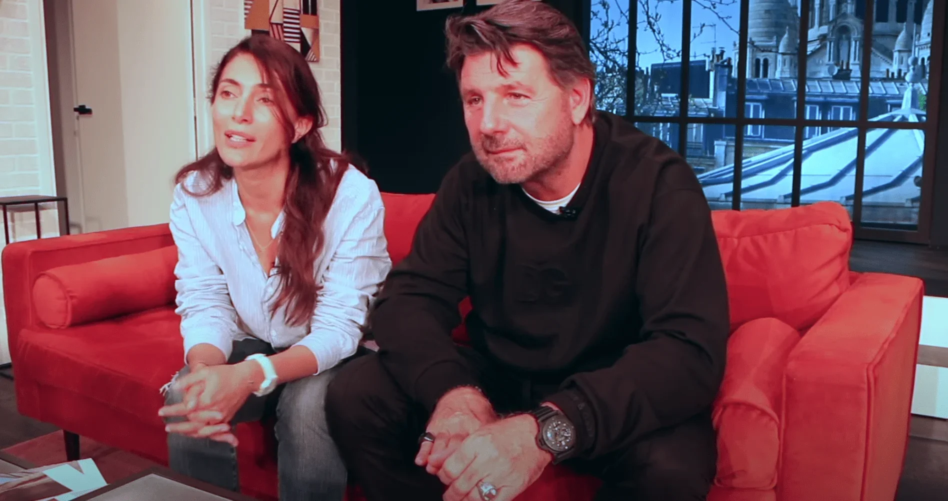 Cette photo saisissante capture un moment d'émotion intense alors que Philippe Lellouche et Caterina Murino, les acteurs principau