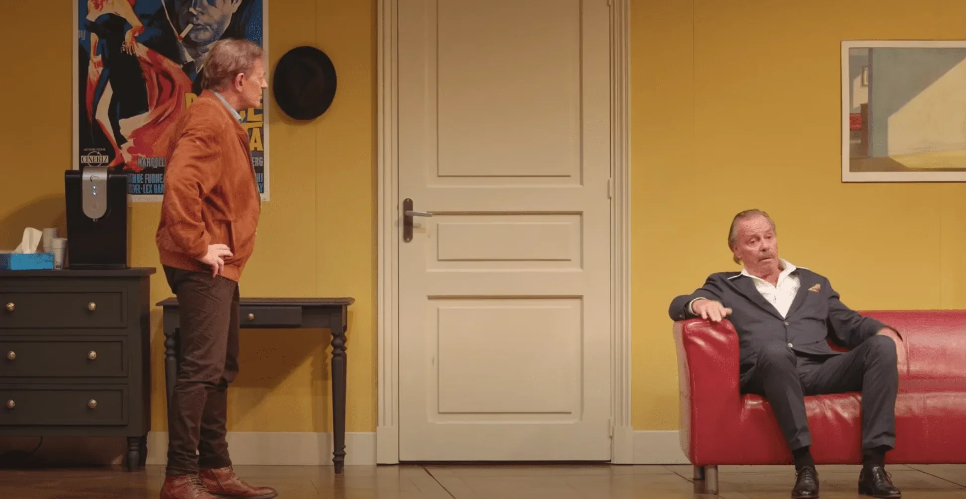 Dans cette image captivante, nous découvrons sur scène deux immenses talents du théâtre français : Michel Leeb et Francis Huster.