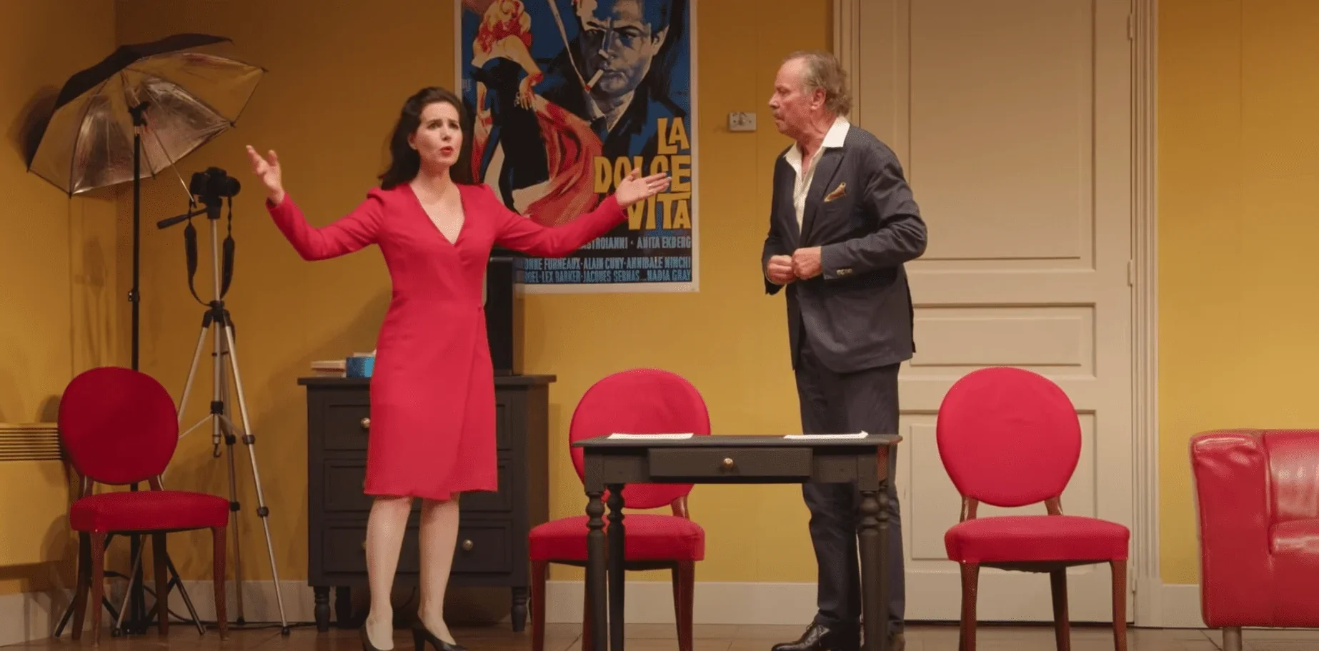 Cette image captivante nous transporte sur scène, où le héros principal délivre ses paroles avec une intensité émotionnelle inégal