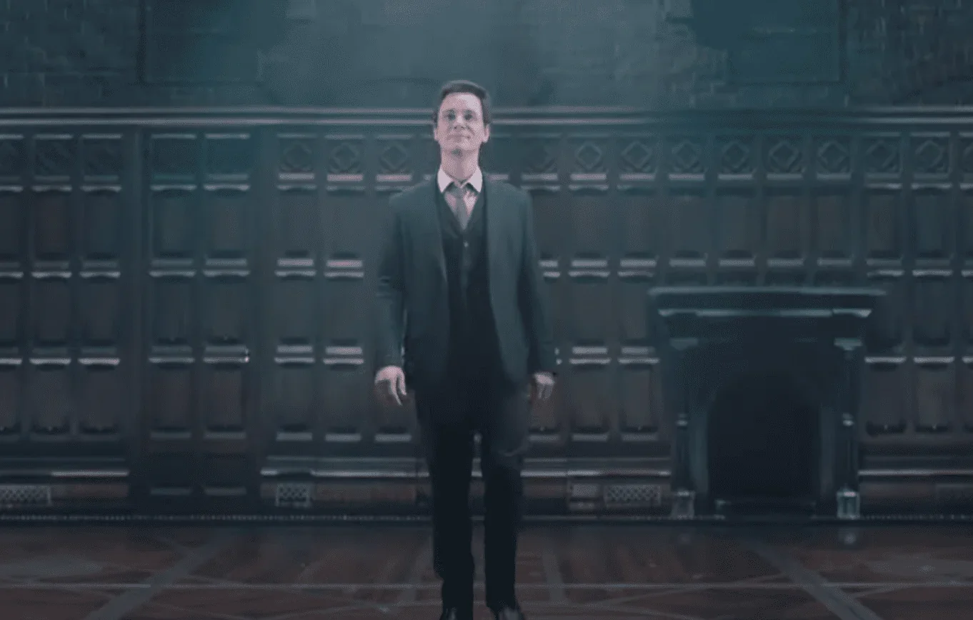 Dans cette photo saisissante, nous voyons Harry Potter, le héros emblématique de la saga, se tenant seul sur scène.