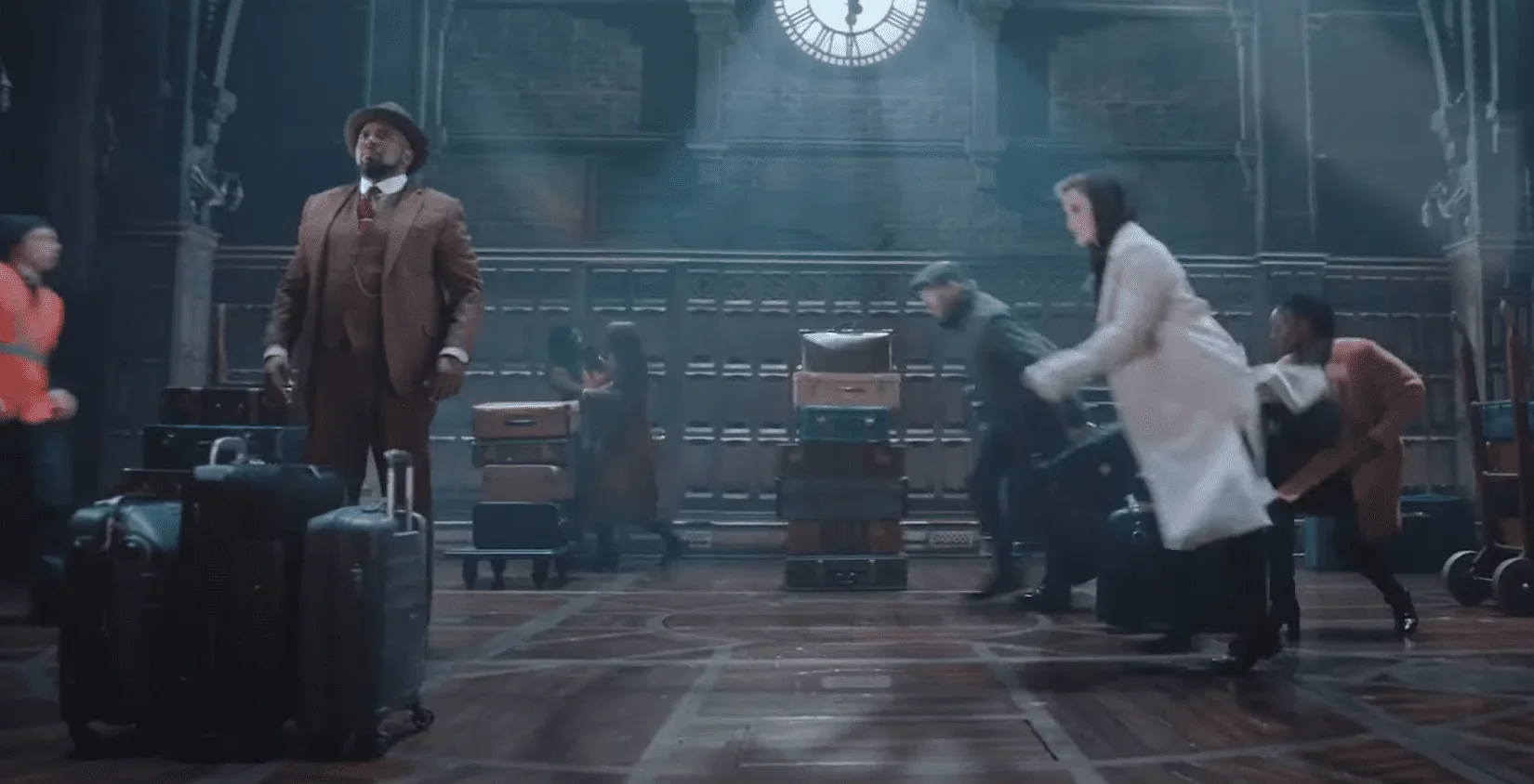 Cette image saisissante capture un moment intense de la pièce de théâtre "Harry Potter et l'Enfant Maudit". Sur scène, les comédie