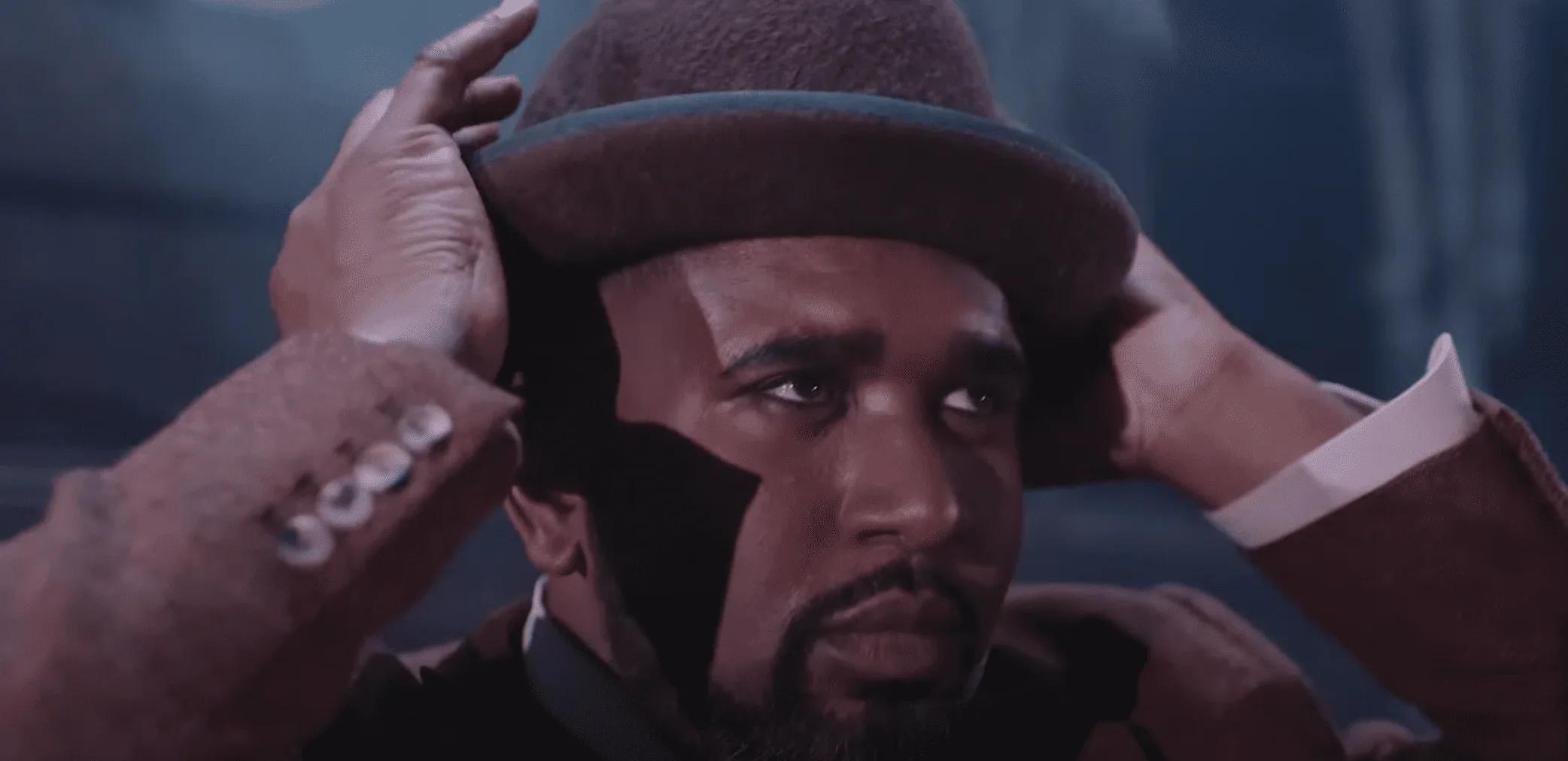 Dans cette photo captivante, nous découvrons l'un des comédiens principaux de la pièce "Harry Potter et l'Enfant Maudit" en pleine