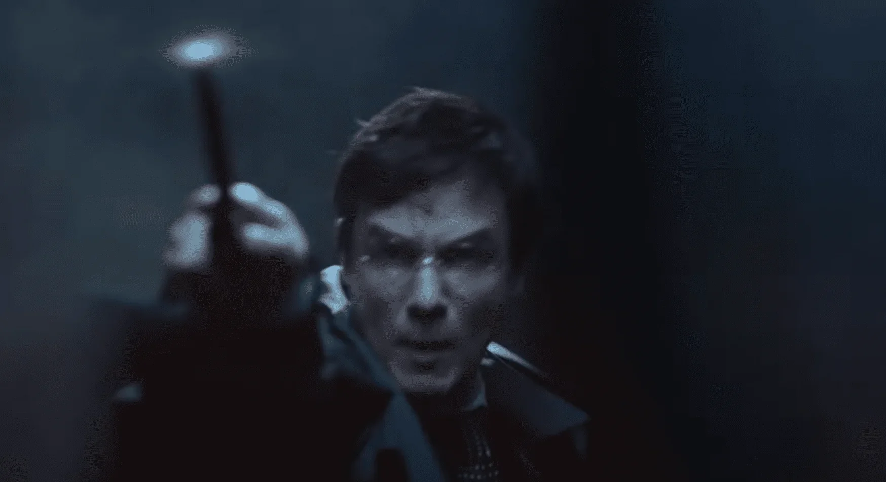 Dans cette photo emblématique, nous voyons Harry Potter, le célèbre sorcier, tenant sa baguette magique entre ses mains. Son visag