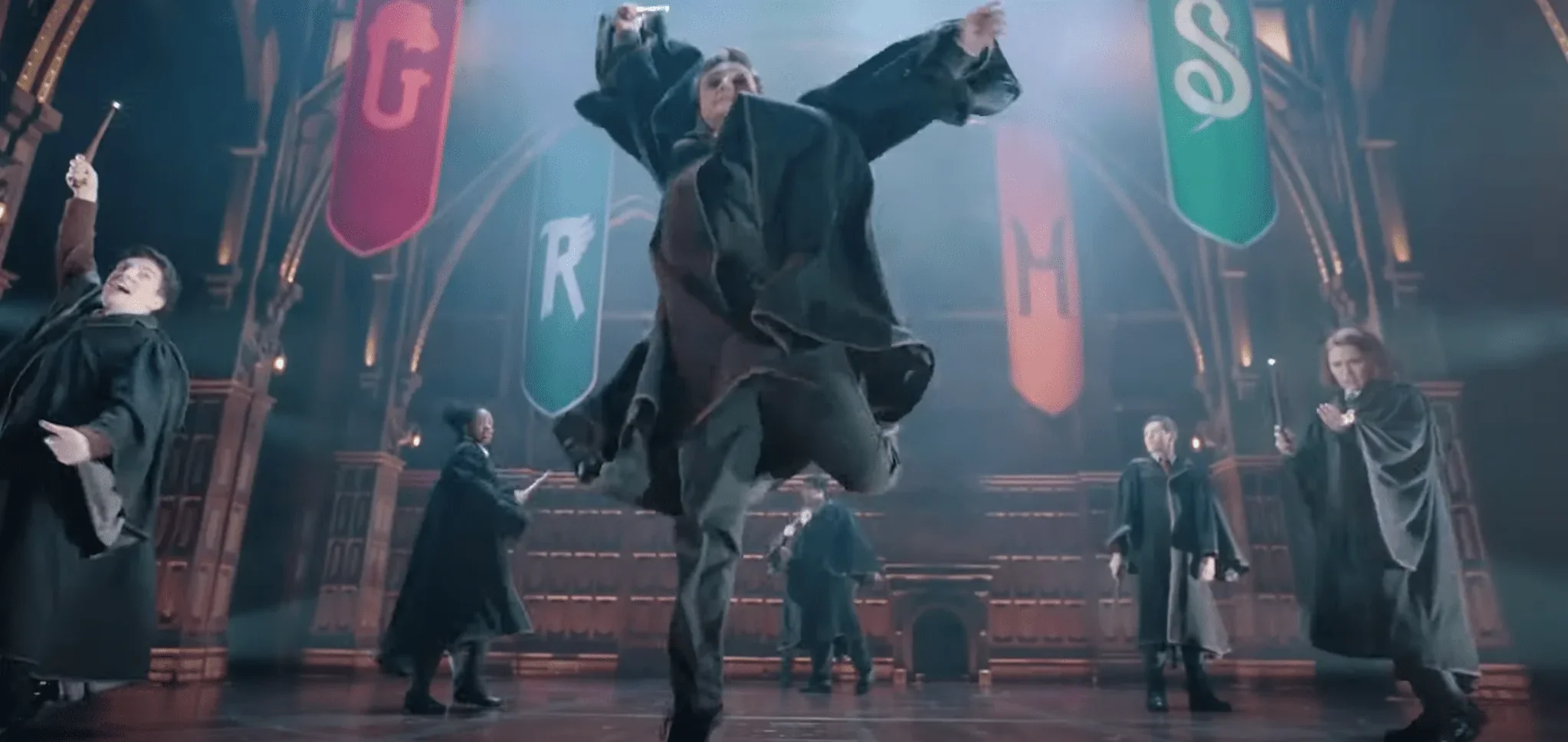 Cette image saisissante capture un moment de danse envoûtante sur scène dans la pièce "Harry Potter et l'Enfant Maudit". Les danse