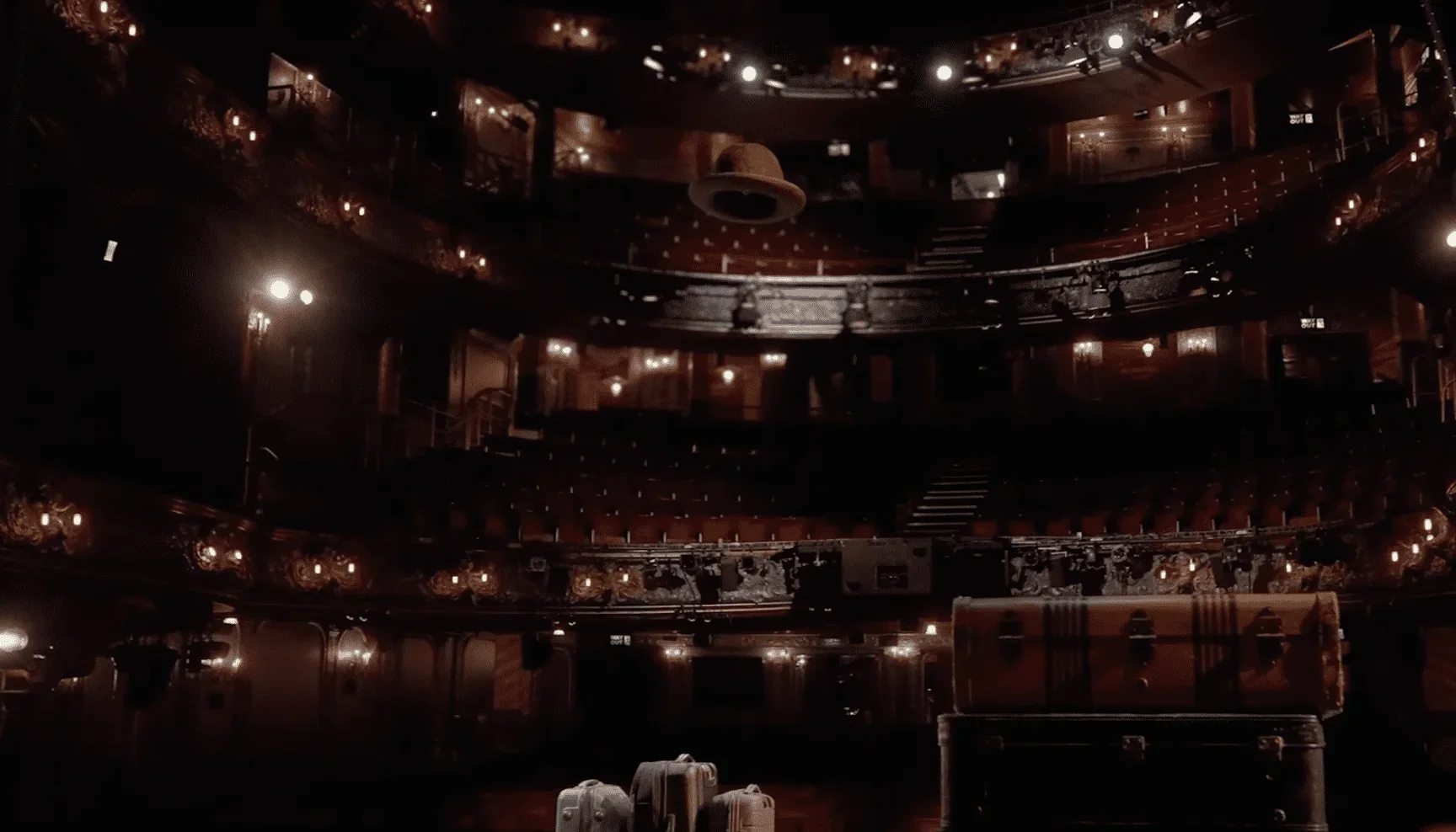 Dans cette image captivante, nous sommes transportés au cœur d'une multitude de décors enchanteurs de la pièce "Harry Potter et l'