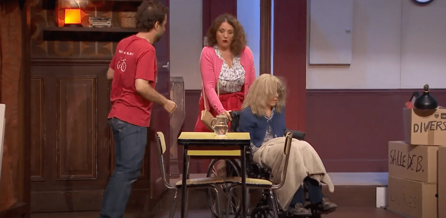 Solidarité et compassion : Une femme accompagne sa voisine handicapé