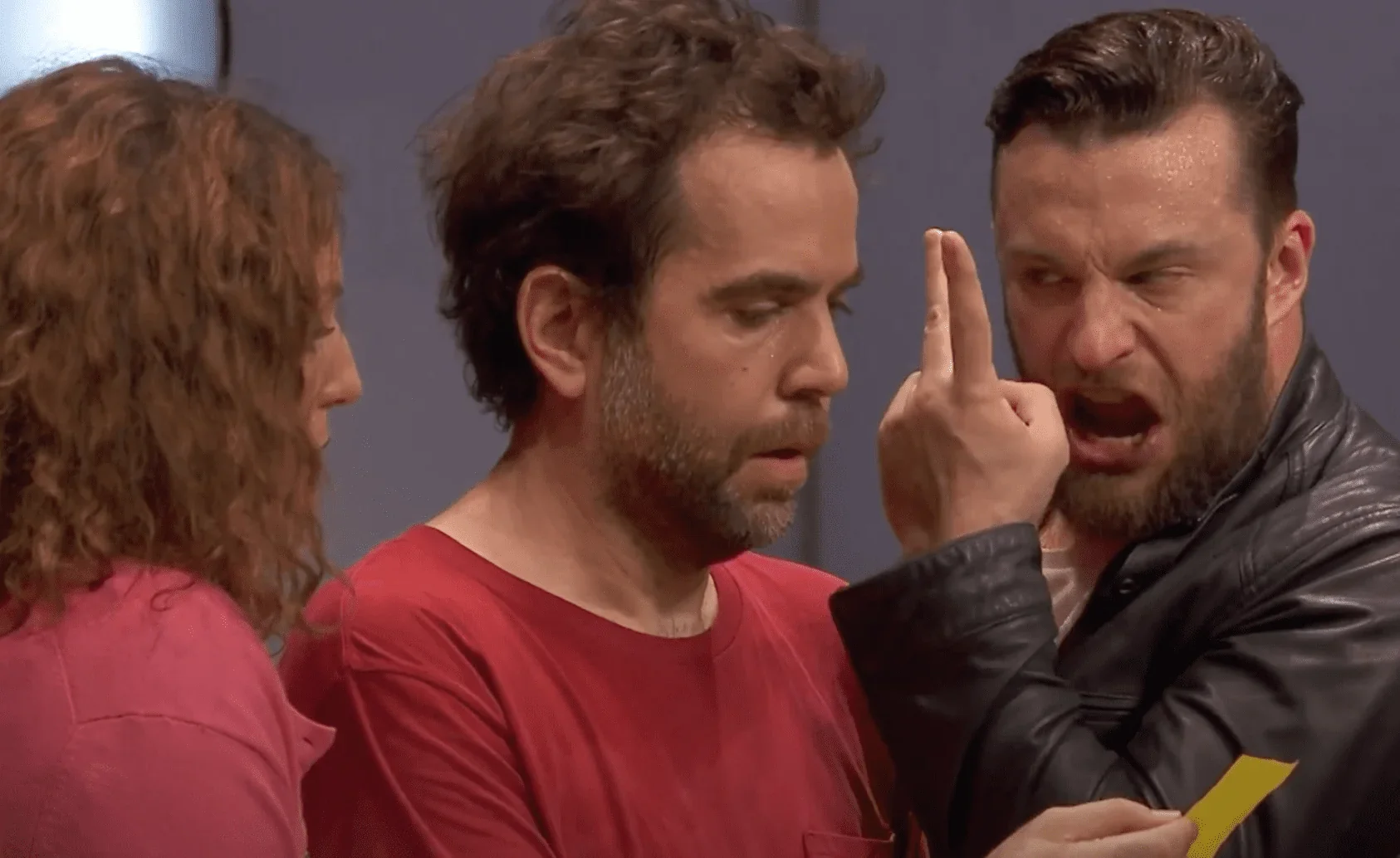 Dans cette image saisissante, nous assistons à la présentation d'une scène de choc qui ne laisse personne indifférent. Les comédie