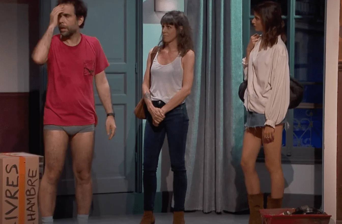 Dans cette image envoûtante, nous sommes témoins d'une scène théâtrale qui dégage un charme sensuel.