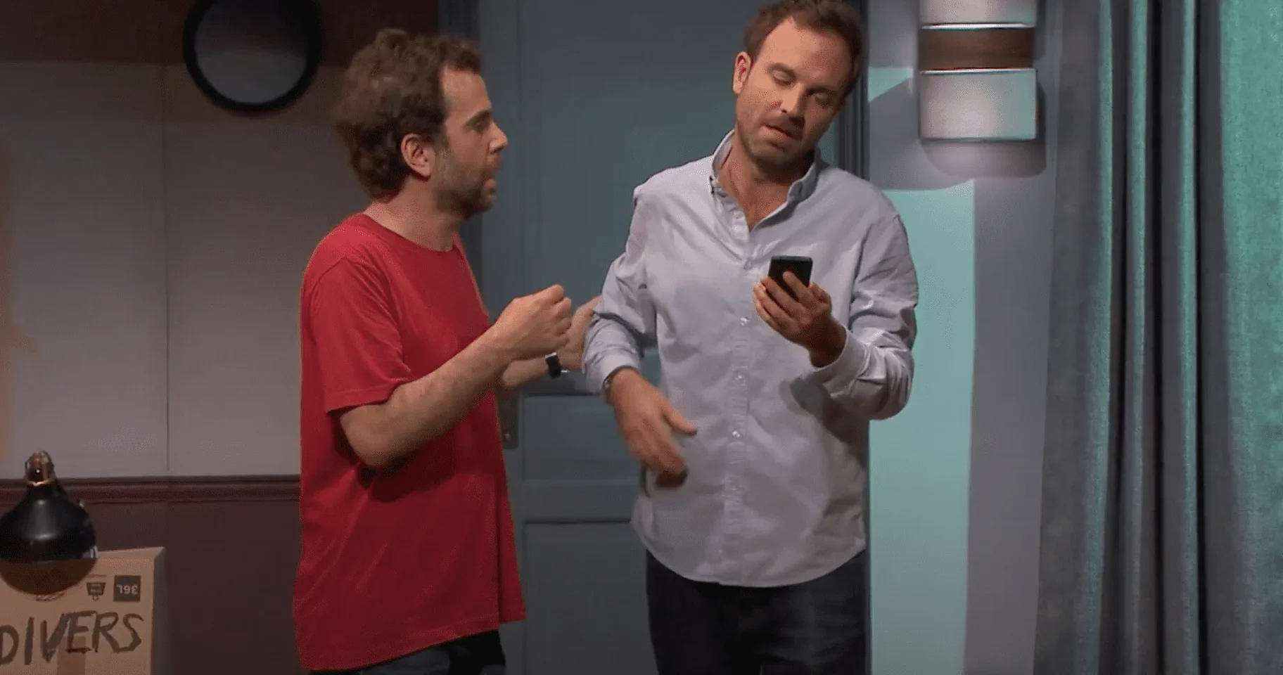 Dans cette image chaleureuse, nous découvrons deux copains en train de discuter, témoignant d'une complicité fraternelle.